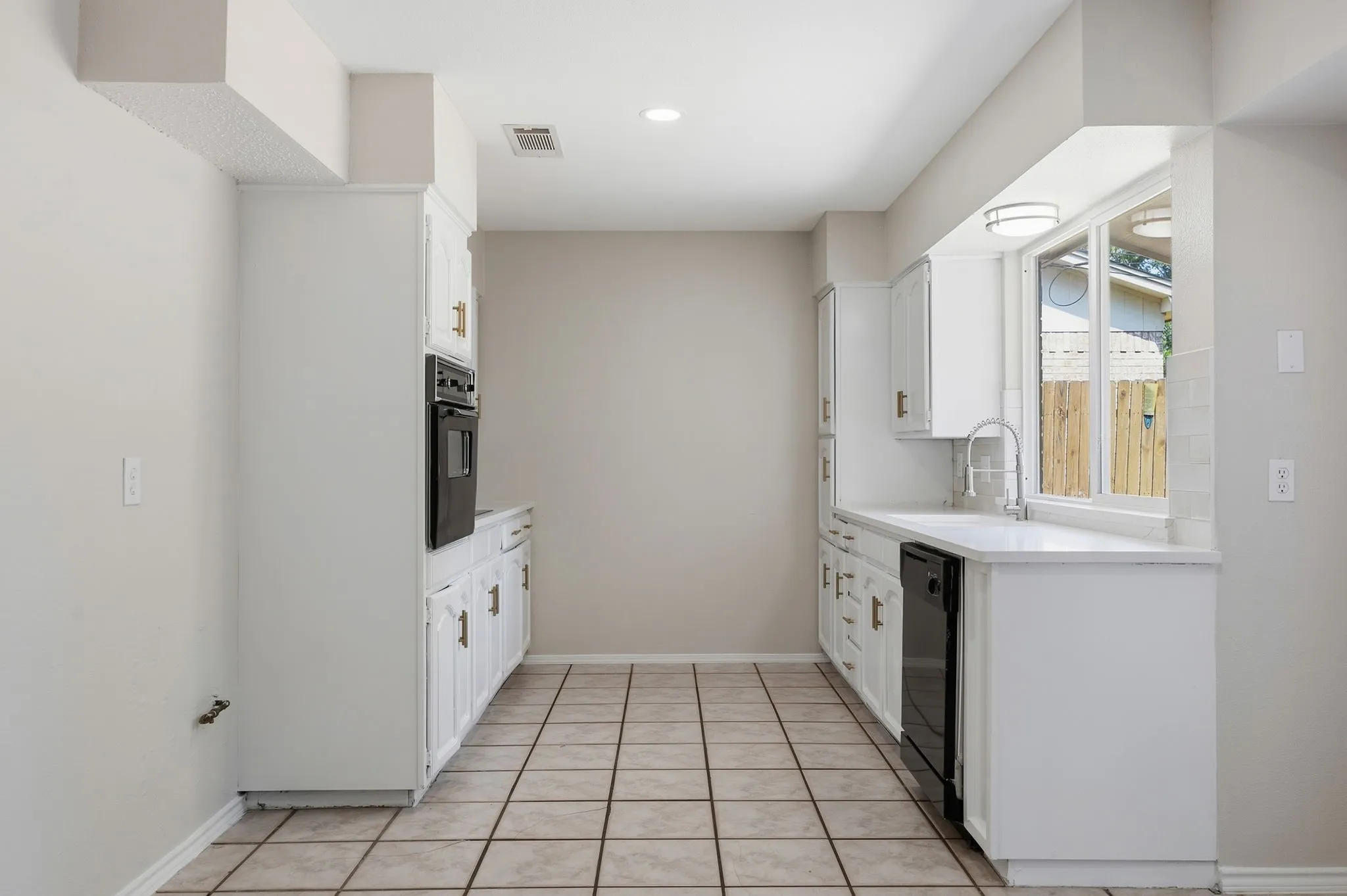 Single Family Residence For Sale in Johnson County , 756 NW Charlyne Drive, Burleson, Texas 76028, 3 Bedroom, 2 Bathroom, 2 Garage spaces, 1,508 Sqft, built in 1978, mls#21386247, Real Estate Agent in Burleson, Homes For Sale in Johnson county, Homes For Sale in Burleson, Realtor in Burleson Texas, Real Estate Brokerage Independent Realty Texas, Luminita Cordes Realtor