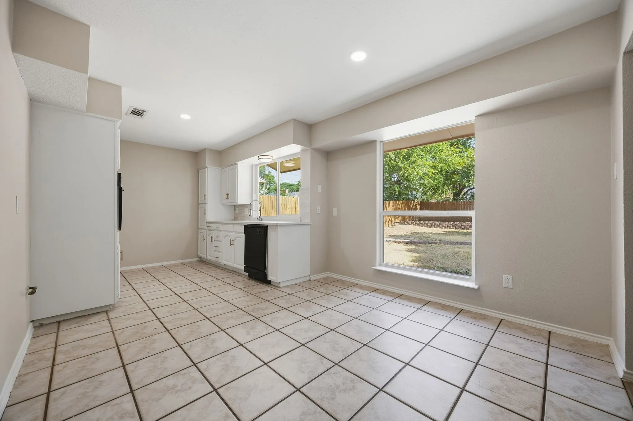 Single Family Residence For Sale in Johnson County , 756 NW Charlyne Drive, Burleson, Texas 76028, 3 Bedroom, 2 Bathroom, 2 Garage spaces, 1,508 Sqft, built in 1978, mls#21386247, Real Estate Agent in Burleson, Homes For Sale in Johnson county, Homes For Sale in Burleson, Realtor in Burleson Texas, Real Estate Brokerage Independent Realty Texas, Luminita Cordes Realtor