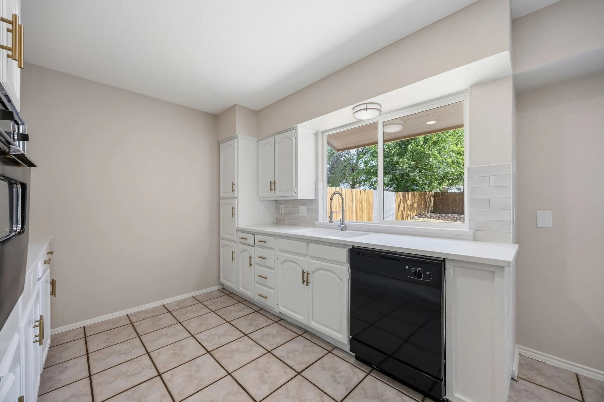Single Family Residence For Sale in Johnson County , 756 NW Charlyne Drive, Burleson, Texas 76028, 3 Bedroom, 2 Bathroom, 2 Garage spaces, 1,508 Sqft, built in 1978, mls#21386247, Real Estate Agent in Burleson, Homes For Sale in Johnson county, Homes For Sale in Burleson, Realtor in Burleson Texas, Real Estate Brokerage Independent Realty Texas, Luminita Cordes Realtor