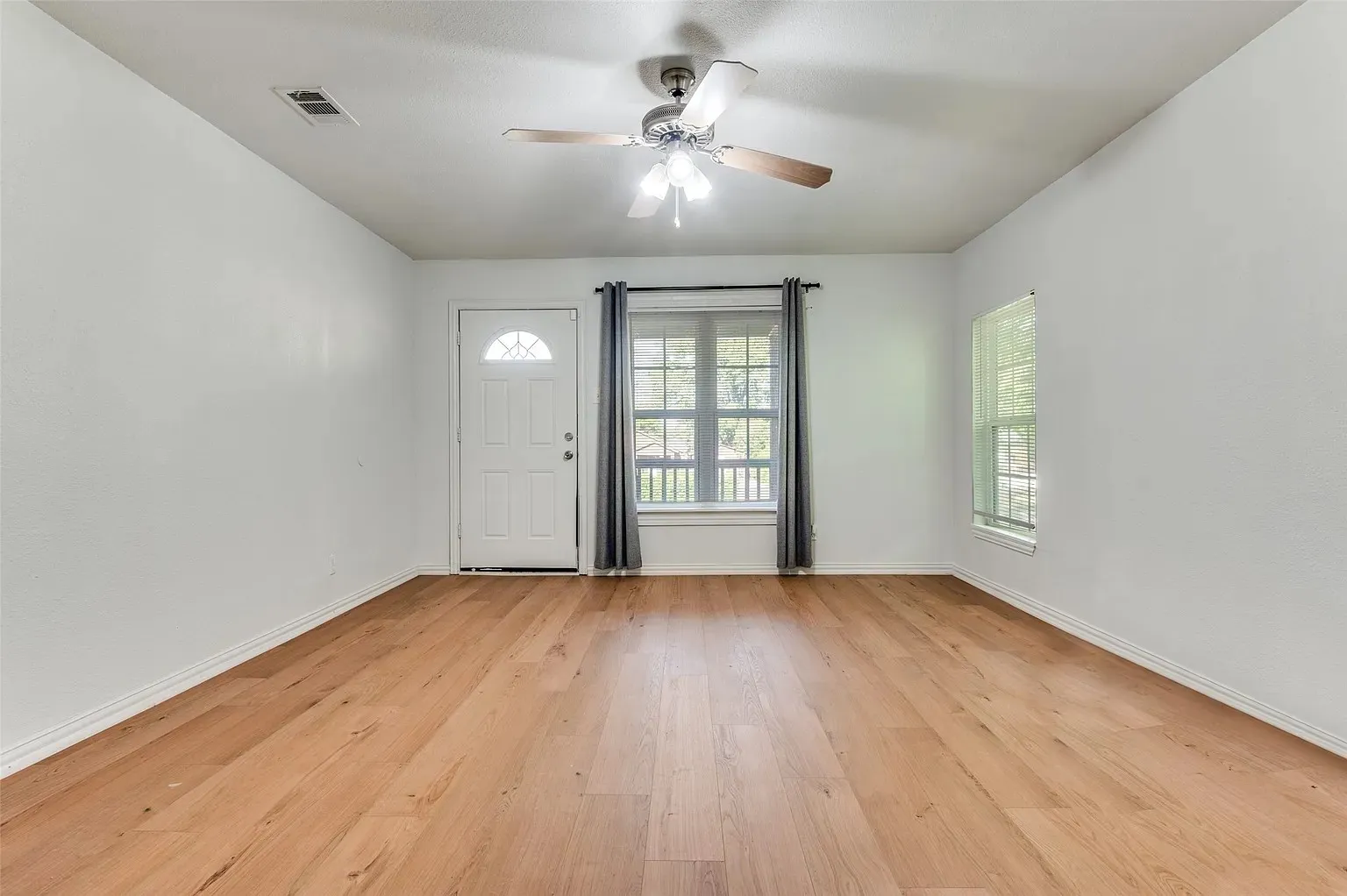 Single Family Residence For Rent in Dallas County , 2930 Maryland Avenue, Dallas, Texas 75216, 2 Bedroom, 1 Bathroom, Garage spaces, 1,022 Sqft, built in 1947, mls#21385502, Real Estate Agent in Dallas, Homes For Rent in Dallas county, Homes For Rent in Dallas, Realtor in Dallas Texas, Real Estate Brokerage Independent Realty Texas, Luminita Cordes Realtor