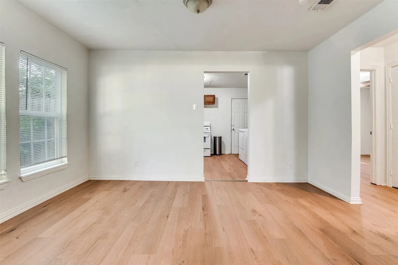 Single Family Residence For Rent in Dallas County , 2930 Maryland Avenue, Dallas, Texas 75216, 2 Bedroom, 1 Bathroom, Garage spaces, 1,022 Sqft, built in 1947, mls#21385502, Real Estate Agent in Dallas, Homes For Rent in Dallas county, Homes For Rent in Dallas, Realtor in Dallas Texas, Real Estate Brokerage Independent Realty Texas, Luminita Cordes Realtor