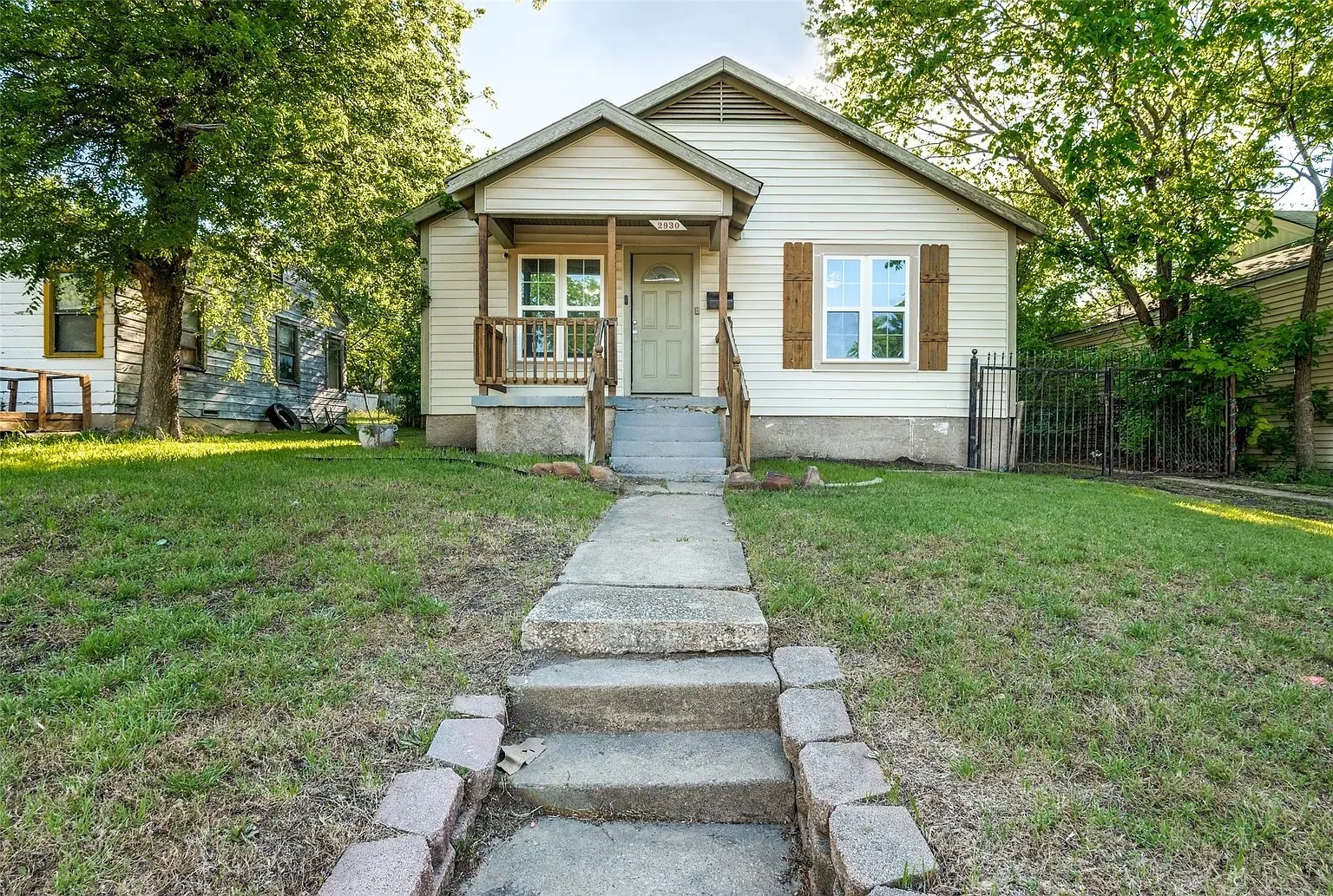 Single Family Residence For Rent in Dallas County , 2930 Maryland Avenue, Dallas, Texas 75216, 2 Bedroom, 1 Bathroom, Garage spaces, 1,022 Sqft, built in 1947, mls#21385502, Real Estate Agent in Dallas, Homes For Rent in Dallas county, Homes For Rent in Dallas, Realtor in Dallas Texas, Real Estate Brokerage Independent Realty Texas, Luminita Cordes Realtor