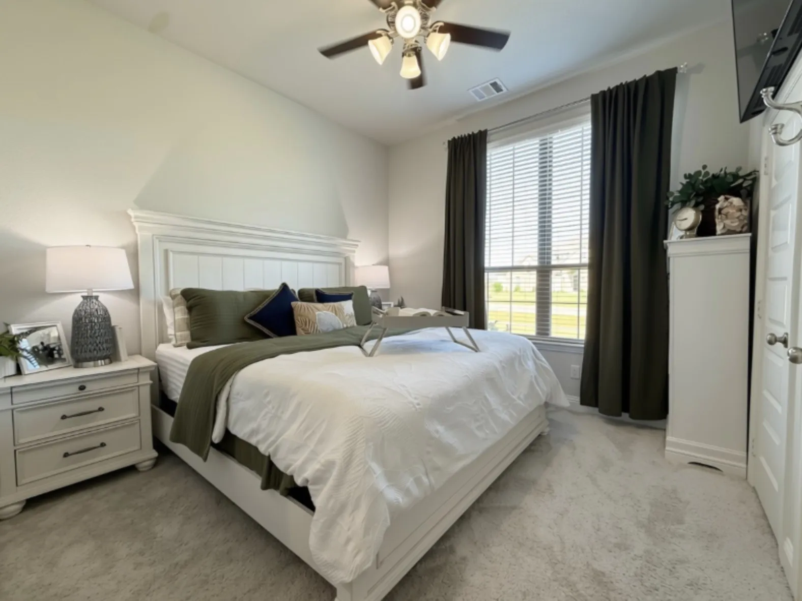 Vaulted ceiling, ceiling fan with light kit, with private bath room attached