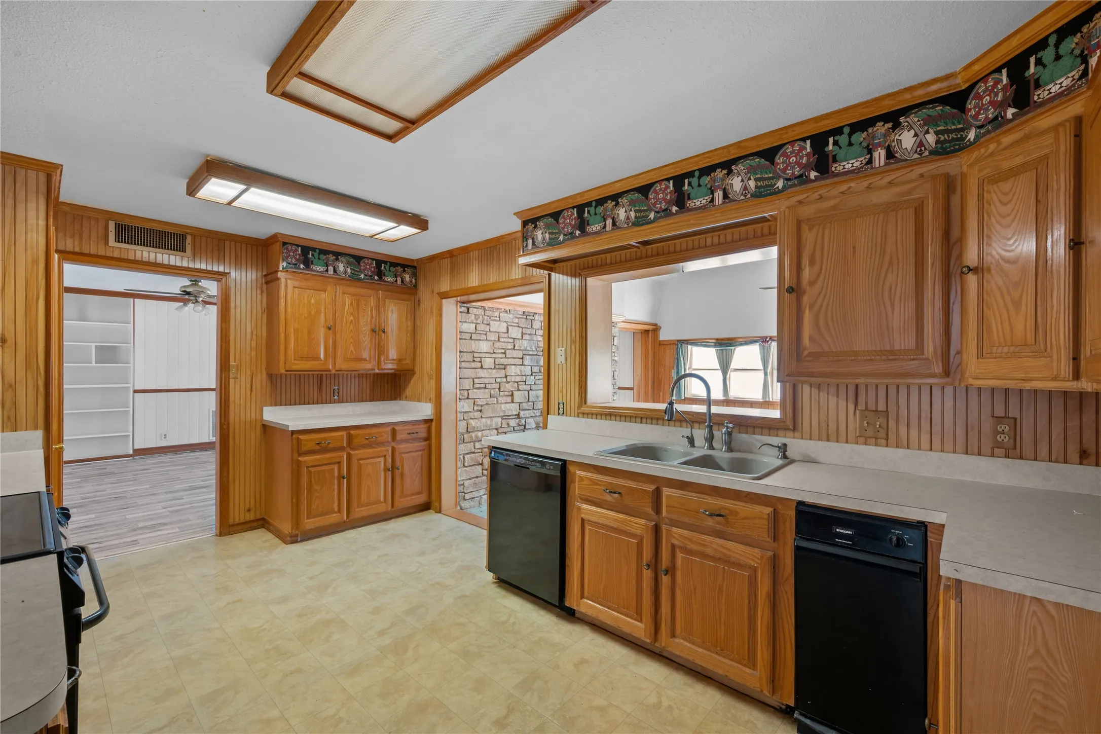 Single Family Residence For Sale in Stephens County , 1011 E Connell Street, Breckenridge, Texas 76424, 3 Bedroom, 3 Bathroom, Garage spaces, 3,147 Sqft, built in 1961, mls#21376153, Real Estate Agent in Breckenridge, Homes For Sale in Stephens county, Homes For Sale in Breckenridge, Realtor in Breckenridge Texas, Real Estate Brokerage Independent Realty Texas, Luminita Cordes Realtor