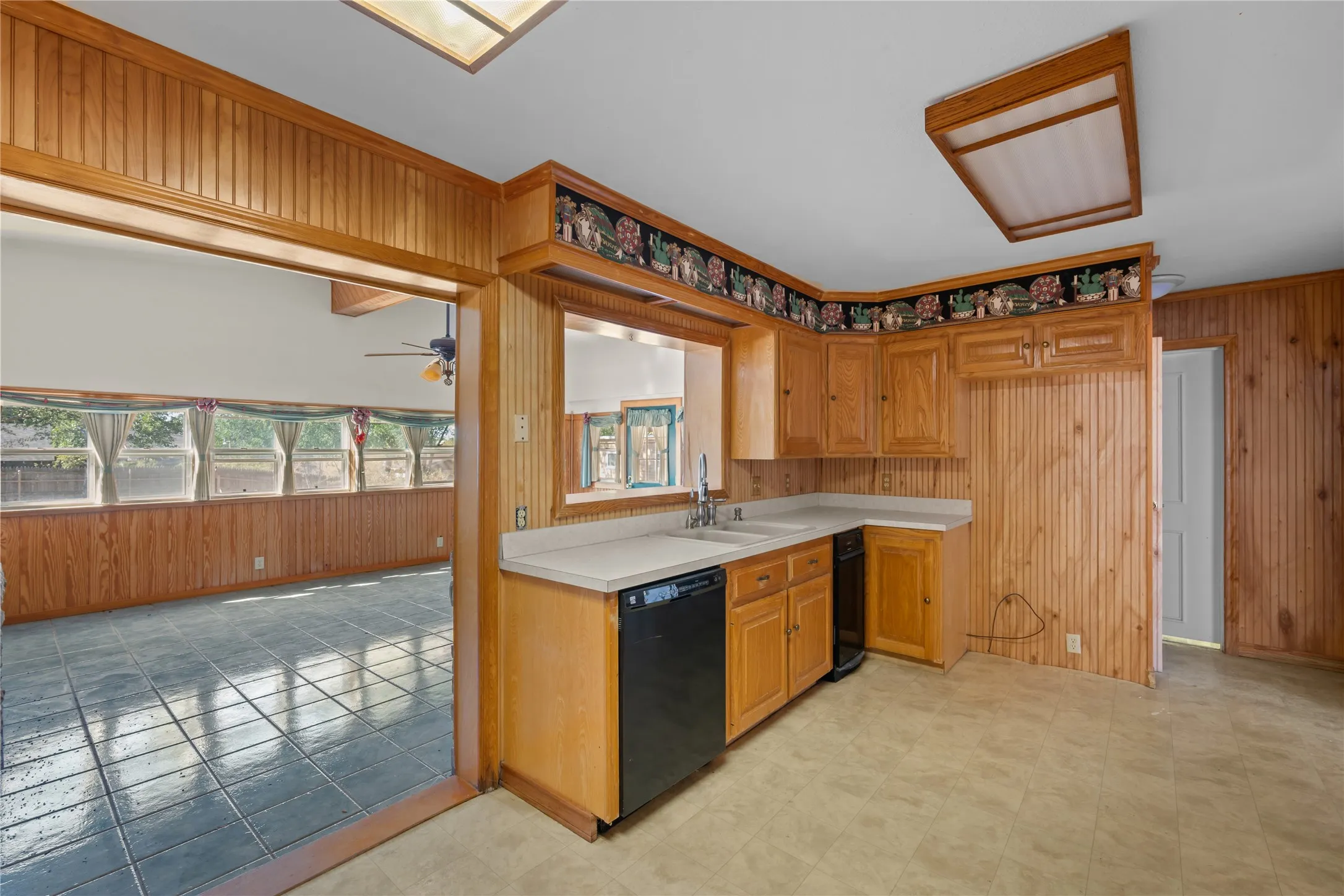 Single Family Residence For Sale in Stephens County , 1011 E Connell Street, Breckenridge, Texas 76424, 3 Bedroom, 3 Bathroom, Garage spaces, 3,147 Sqft, built in 1961, mls#21376153, Real Estate Agent in Breckenridge, Homes For Sale in Stephens county, Homes For Sale in Breckenridge, Realtor in Breckenridge Texas, Real Estate Brokerage Independent Realty Texas, Luminita Cordes Realtor