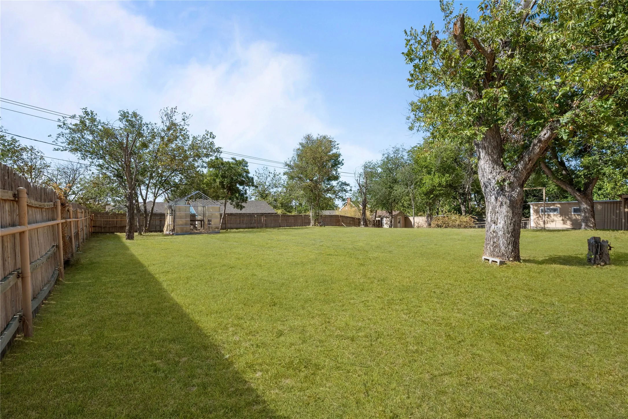 Single Family Residence For Sale in Stephens County , 1011 E Connell Street, Breckenridge, Texas 76424, 3 Bedroom, 3 Bathroom, Garage spaces, 3,147 Sqft, built in 1961, mls#21376153, Real Estate Agent in Breckenridge, Homes For Sale in Stephens county, Homes For Sale in Breckenridge, Realtor in Breckenridge Texas, Real Estate Brokerage Independent Realty Texas, Luminita Cordes Realtor