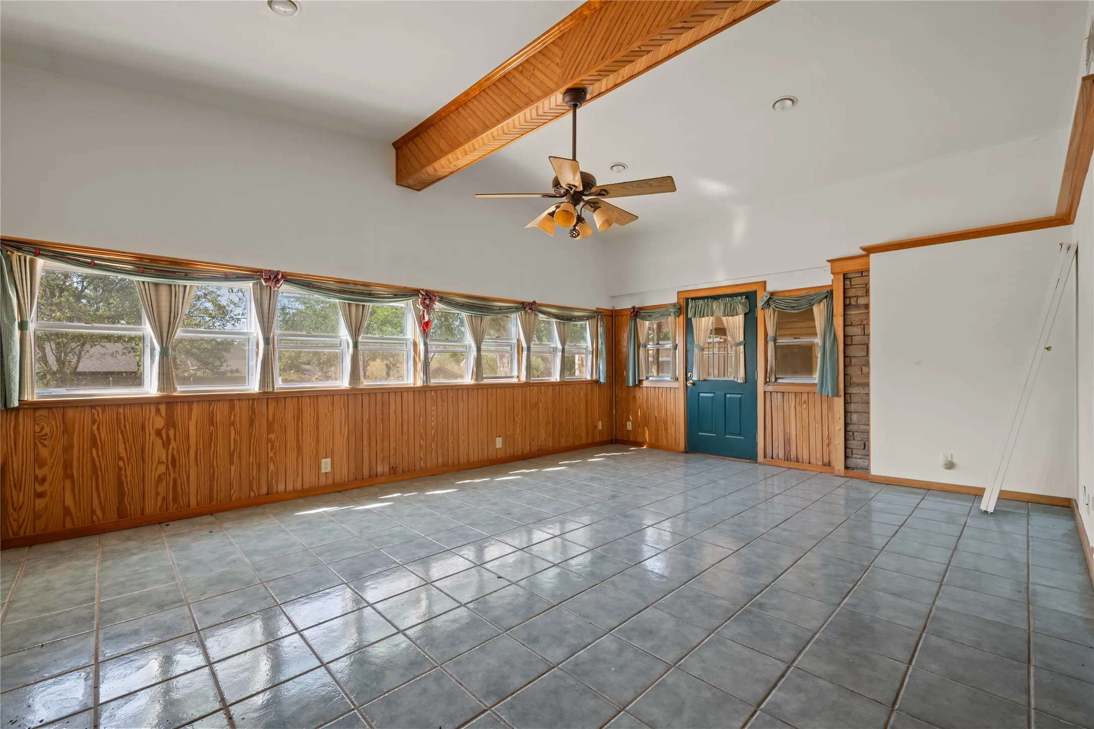 Single Family Residence For Sale in Stephens County , 1011 E Connell Street, Breckenridge, Texas 76424, 3 Bedroom, 3 Bathroom, Garage spaces, 3,147 Sqft, built in 1961, mls#21376153, Real Estate Agent in Breckenridge, Homes For Sale in Stephens county, Homes For Sale in Breckenridge, Realtor in Breckenridge Texas, Real Estate Brokerage Independent Realty Texas, Luminita Cordes Realtor