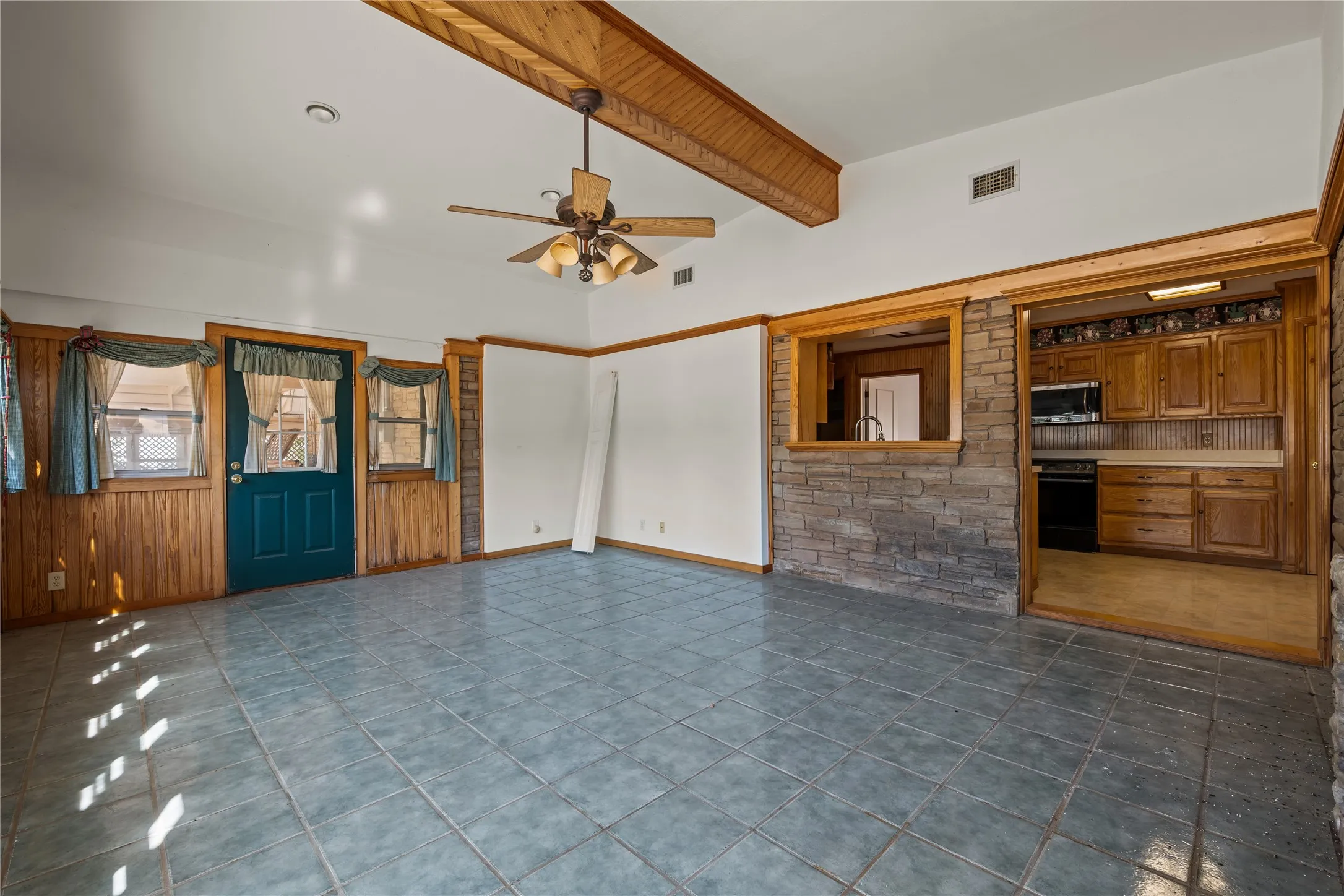 Single Family Residence For Sale in Stephens County , 1011 E Connell Street, Breckenridge, Texas 76424, 3 Bedroom, 3 Bathroom, Garage spaces, 3,147 Sqft, built in 1961, mls#21376153, Real Estate Agent in Breckenridge, Homes For Sale in Stephens county, Homes For Sale in Breckenridge, Realtor in Breckenridge Texas, Real Estate Brokerage Independent Realty Texas, Luminita Cordes Realtor