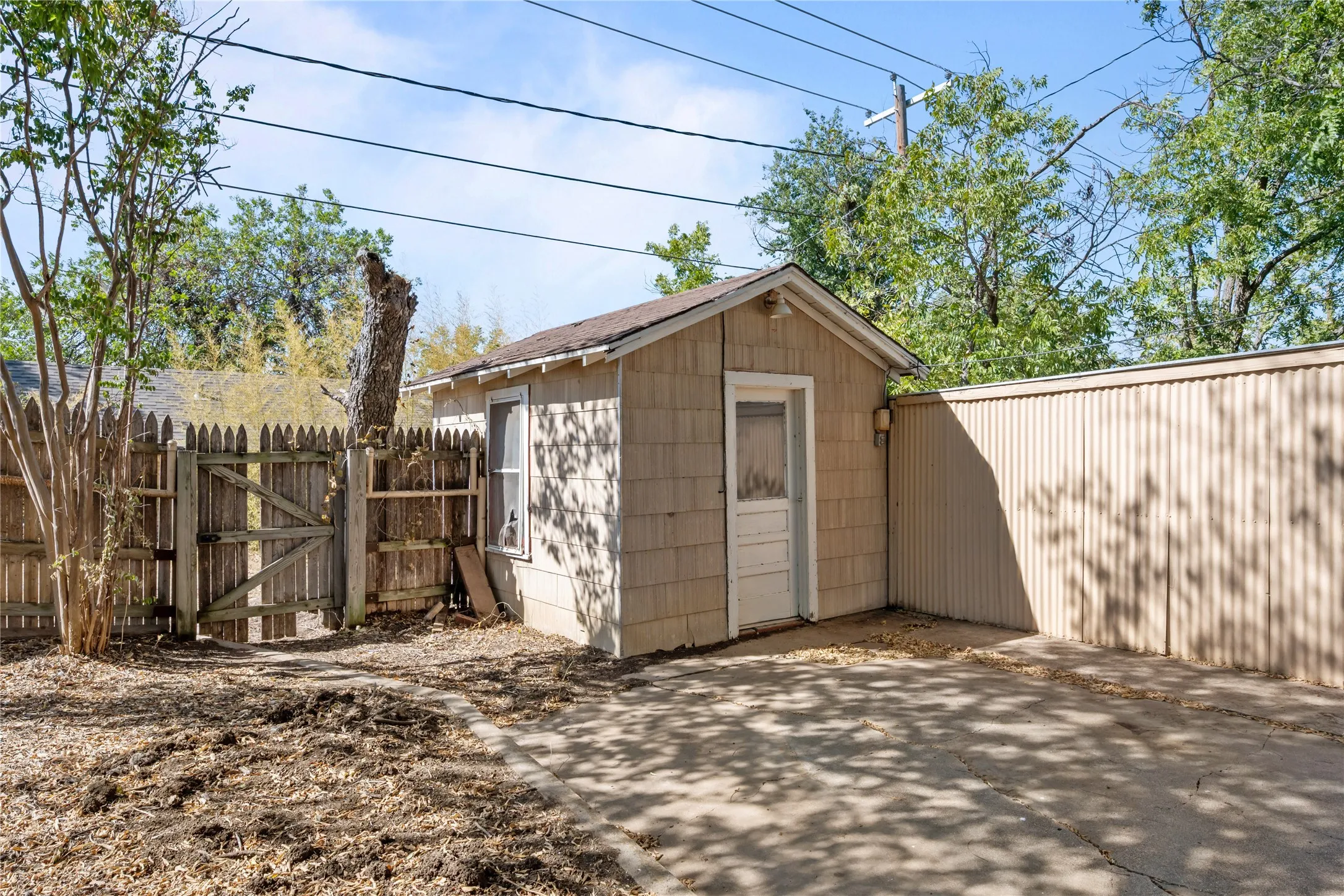 Single Family Residence For Sale in Stephens County , 1011 E Connell Street, Breckenridge, Texas 76424, 3 Bedroom, 3 Bathroom, Garage spaces, 3,147 Sqft, built in 1961, mls#21376153, Real Estate Agent in Breckenridge, Homes For Sale in Stephens county, Homes For Sale in Breckenridge, Realtor in Breckenridge Texas, Real Estate Brokerage Independent Realty Texas, Luminita Cordes Realtor