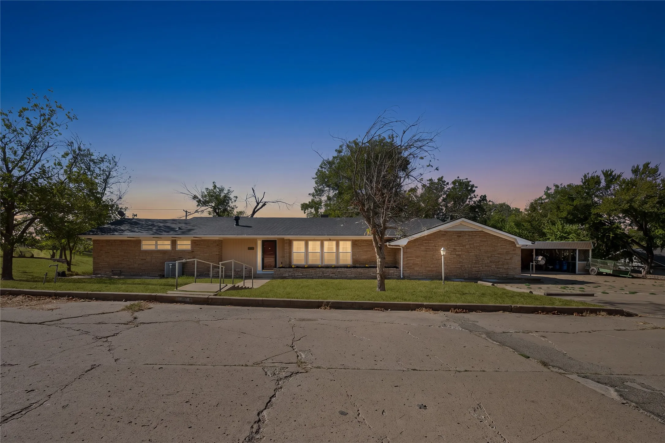 Single Family Residence For Sale in Stephens County , 1011 E Connell Street, Breckenridge, Texas 76424, 3 Bedroom, 3 Bathroom, Garage spaces, 3,147 Sqft, built in 1961, mls#21376153, Real Estate Agent in Breckenridge, Homes For Sale in Stephens county, Homes For Sale in Breckenridge, Realtor in Breckenridge Texas, Real Estate Brokerage Independent Realty Texas, Luminita Cordes Realtor