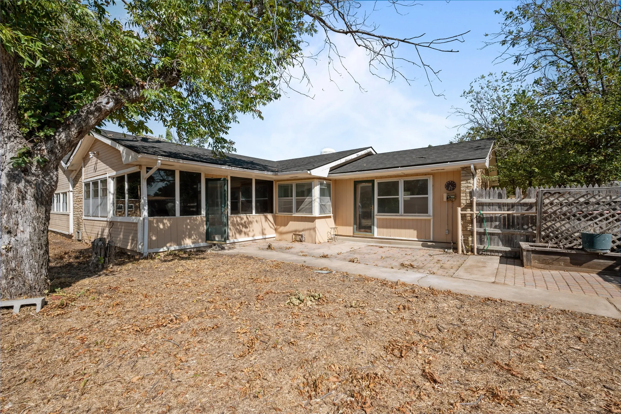 Single Family Residence For Sale in Stephens County , 1011 E Connell Street, Breckenridge, Texas 76424, 3 Bedroom, 3 Bathroom, Garage spaces, 3,147 Sqft, built in 1961, mls#21376153, Real Estate Agent in Breckenridge, Homes For Sale in Stephens county, Homes For Sale in Breckenridge, Realtor in Breckenridge Texas, Real Estate Brokerage Independent Realty Texas, Luminita Cordes Realtor
