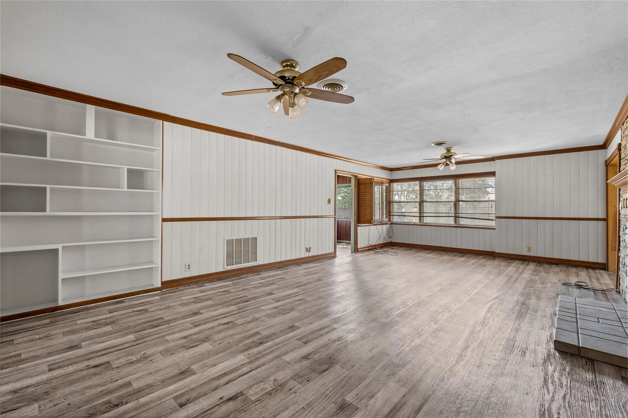 Single Family Residence For Sale in Stephens County , 1011 E Connell Street, Breckenridge, Texas 76424, 3 Bedroom, 3 Bathroom, Garage spaces, 3,147 Sqft, built in 1961, mls#21376153, Real Estate Agent in Breckenridge, Homes For Sale in Stephens county, Homes For Sale in Breckenridge, Realtor in Breckenridge Texas, Real Estate Brokerage Independent Realty Texas, Luminita Cordes Realtor