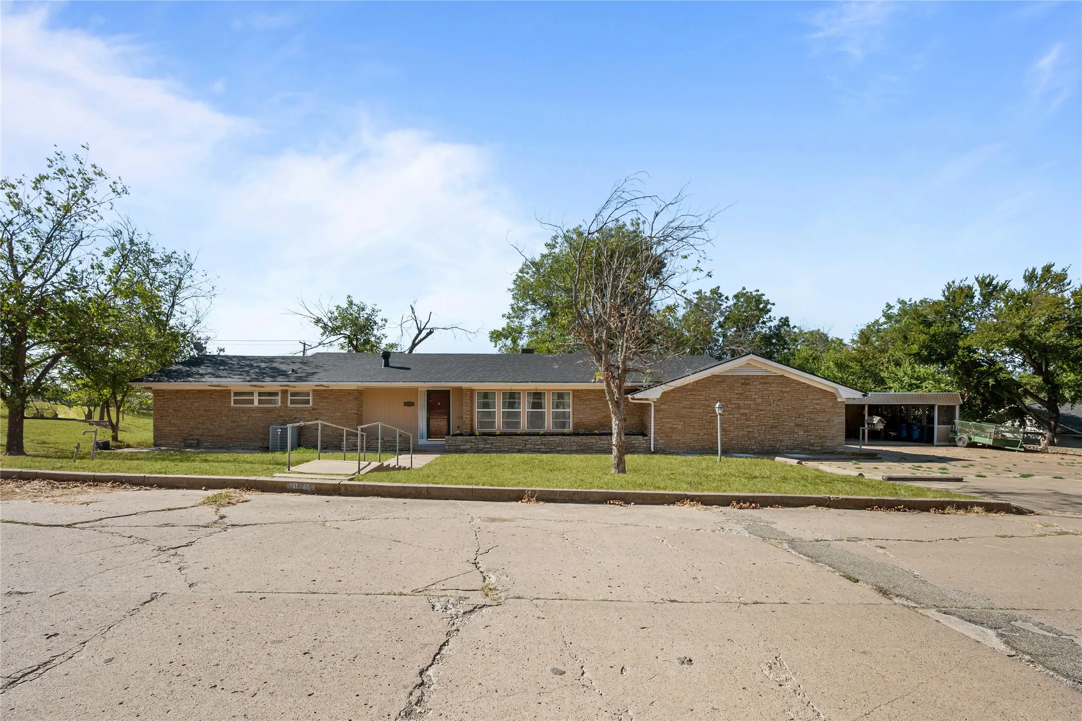 Single Family Residence For Sale in Stephens County , 1011 E Connell Street, Breckenridge, Texas 76424, 3 Bedroom, 3 Bathroom, Garage spaces, 3,147 Sqft, built in 1961, mls#21376153, Real Estate Agent in Breckenridge, Homes For Sale in Stephens county, Homes For Sale in Breckenridge, Realtor in Breckenridge Texas, Real Estate Brokerage Independent Realty Texas, Luminita Cordes Realtor