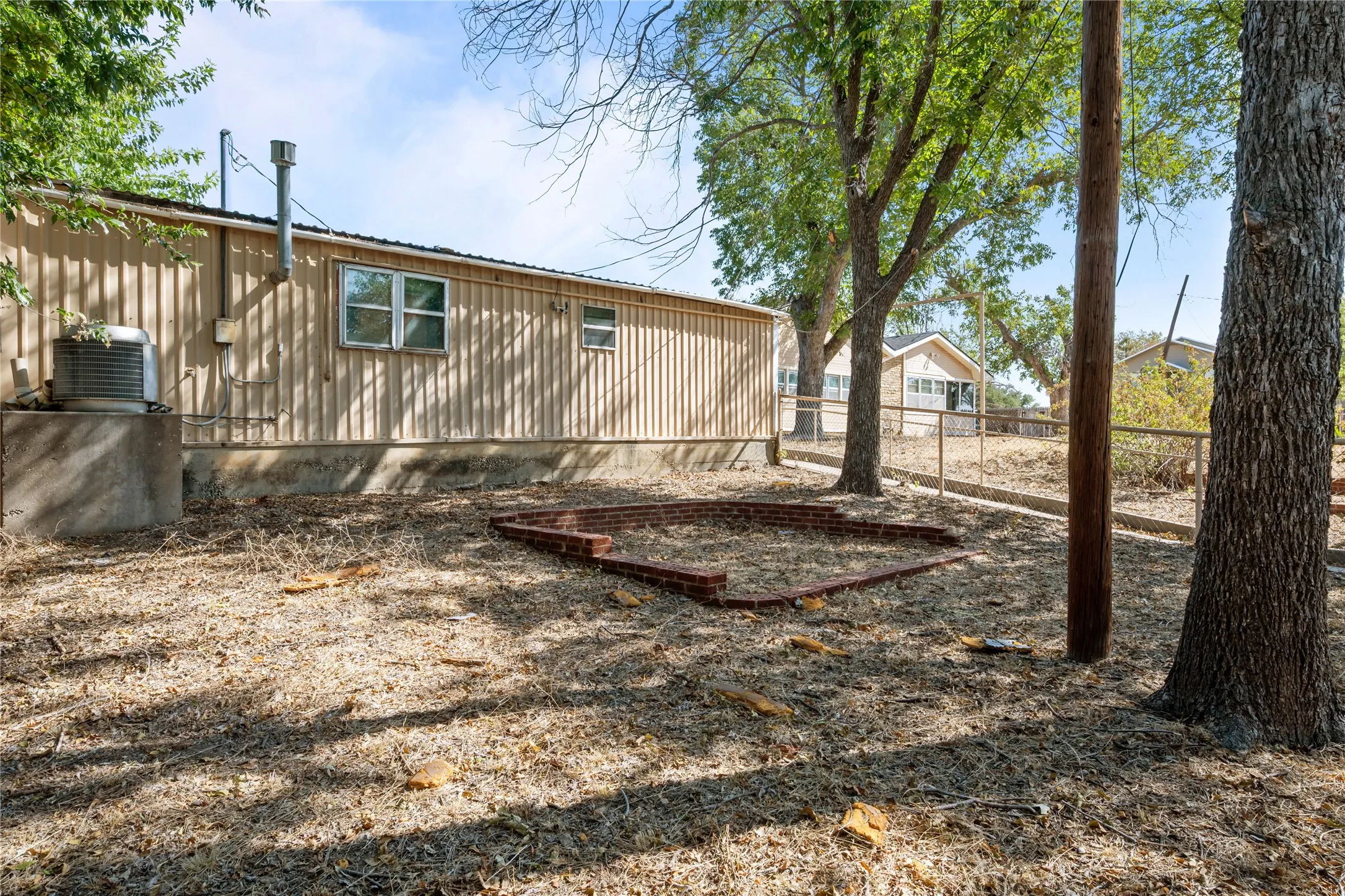 Single Family Residence For Sale in Stephens County , 1011 E Connell Street, Breckenridge, Texas 76424, 3 Bedroom, 3 Bathroom, Garage spaces, 3,147 Sqft, built in 1961, mls#21376153, Real Estate Agent in Breckenridge, Homes For Sale in Stephens county, Homes For Sale in Breckenridge, Realtor in Breckenridge Texas, Real Estate Brokerage Independent Realty Texas, Luminita Cordes Realtor