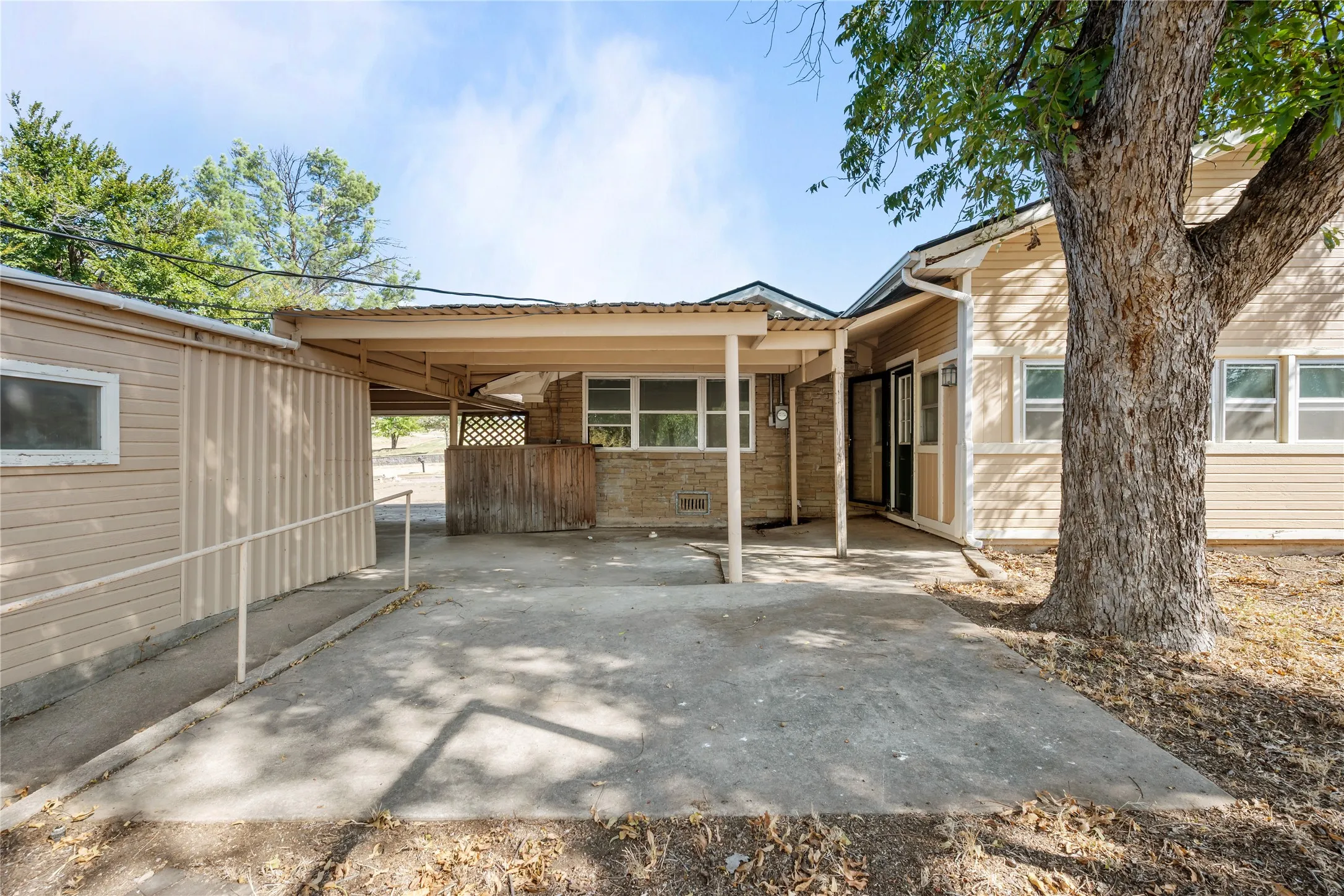 Single Family Residence For Sale in Stephens County , 1011 E Connell Street, Breckenridge, Texas 76424, 3 Bedroom, 3 Bathroom, Garage spaces, 3,147 Sqft, built in 1961, mls#21376153, Real Estate Agent in Breckenridge, Homes For Sale in Stephens county, Homes For Sale in Breckenridge, Realtor in Breckenridge Texas, Real Estate Brokerage Independent Realty Texas, Luminita Cordes Realtor