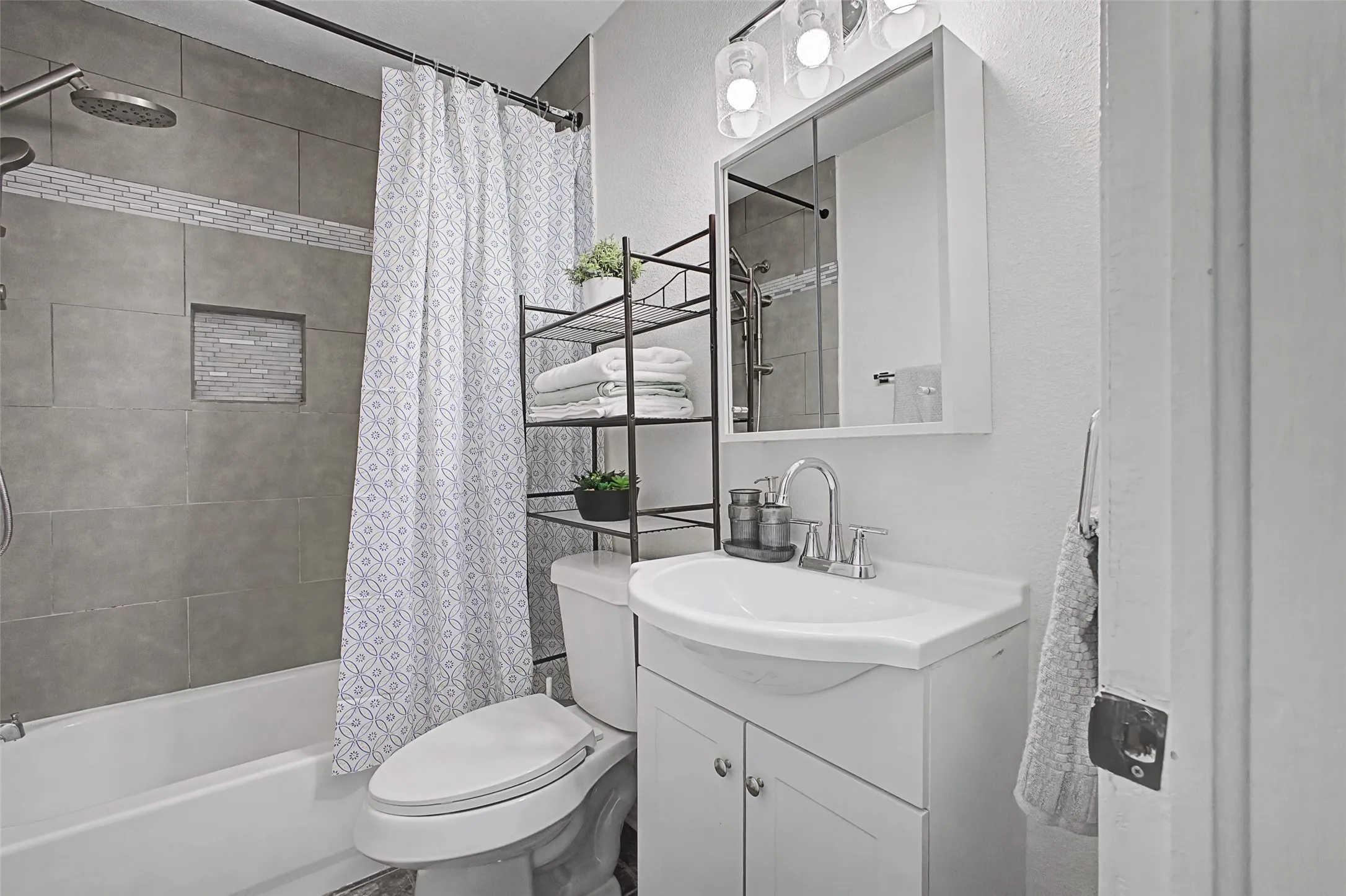 Single Family Residence For Rent in Collin County , 7210 Hickory Street, Frisco, Texas 75034, 3 Bedroom, 2 Bathroom, Garage spaces, 1,500 Sqft, built in 1965, mls#21386016, Real Estate Agent in Frisco, Homes For Rent in Collin county, Homes For Rent in Frisco, Realtor in Frisco Texas, Real Estate Brokerage Independent Realty Texas, Luminita Cordes Realtor