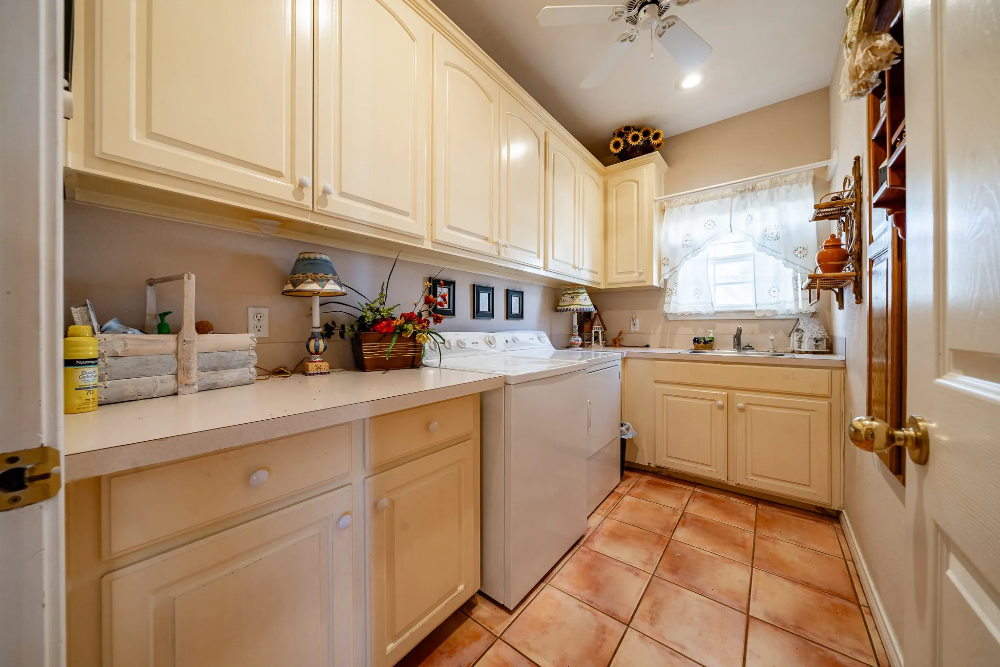 Single Family Residence For Sale in Jones County , 7170 Fm 142, Stamford, Texas 79553, 3 Bedroom, 4 Bathroom, 3 Garage spaces, 4,252 Sqft, built in 1997, mls#21386487, Real Estate Agent in Stamford, Homes For Sale in Jones county, Homes For Sale in Stamford, Realtor in Stamford Texas, Real Estate Brokerage Independent Realty Texas, Luminita Cordes Realtor