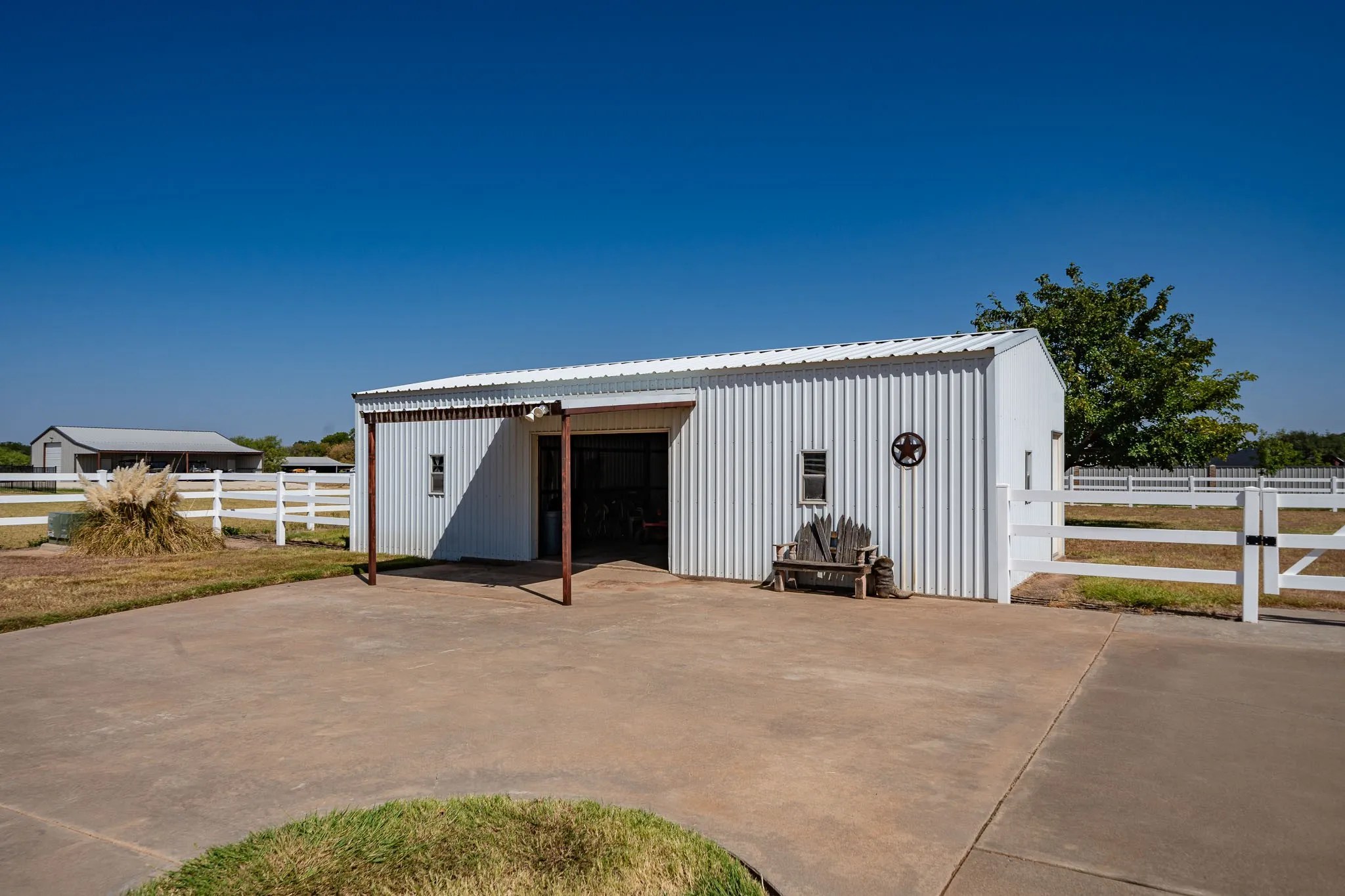 Single Family Residence For Sale in Jones County , 7170 Fm 142, Stamford, Texas 79553, 3 Bedroom, 4 Bathroom, 3 Garage spaces, 4,252 Sqft, built in 1997, mls#21386487, Real Estate Agent in Stamford, Homes For Sale in Jones county, Homes For Sale in Stamford, Realtor in Stamford Texas, Real Estate Brokerage Independent Realty Texas, Luminita Cordes Realtor