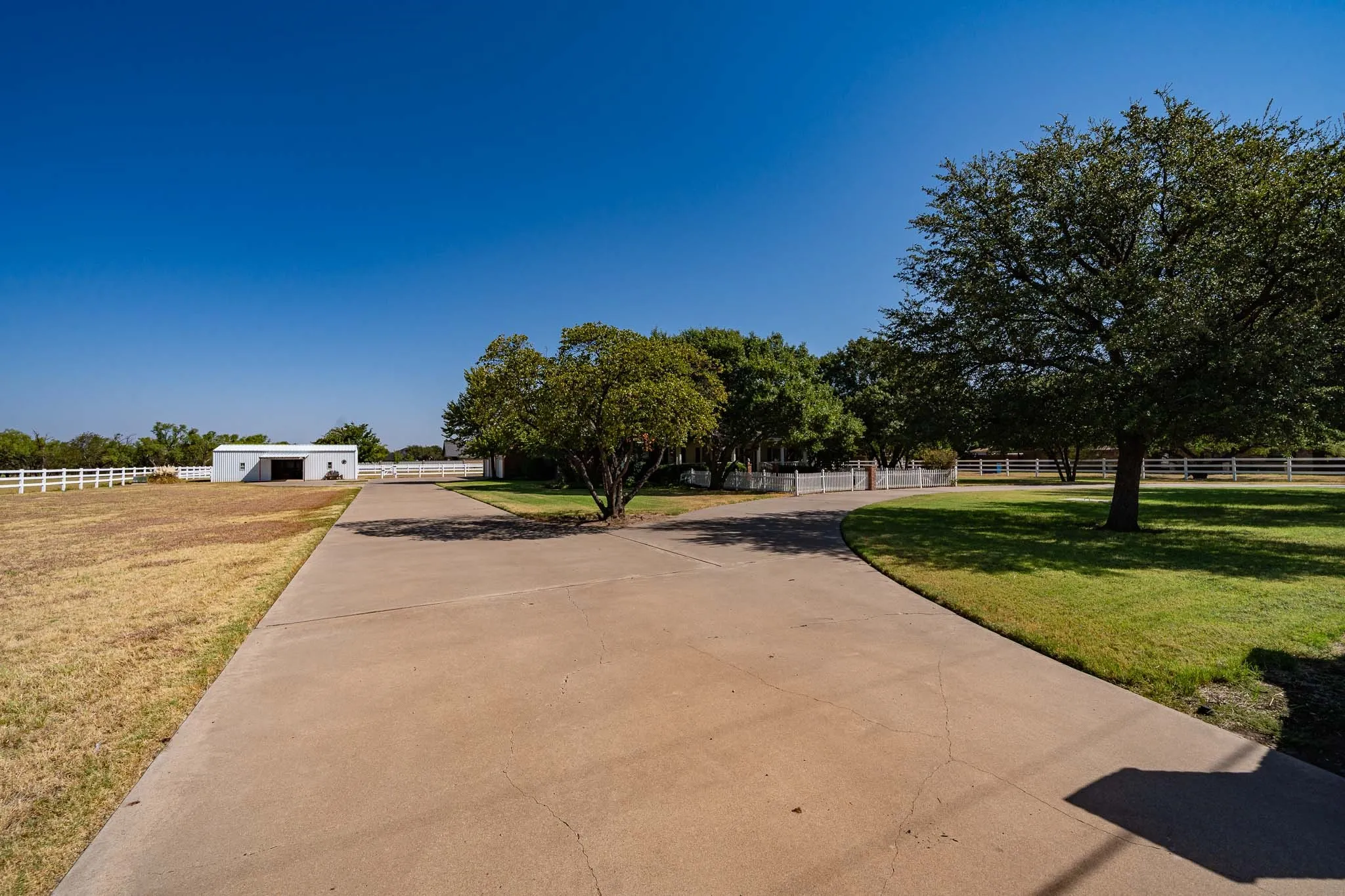 Single Family Residence For Sale in Jones County , 7170 Fm 142, Stamford, Texas 79553, 3 Bedroom, 4 Bathroom, 3 Garage spaces, 4,252 Sqft, built in 1997, mls#21386487, Real Estate Agent in Stamford, Homes For Sale in Jones county, Homes For Sale in Stamford, Realtor in Stamford Texas, Real Estate Brokerage Independent Realty Texas, Luminita Cordes Realtor
