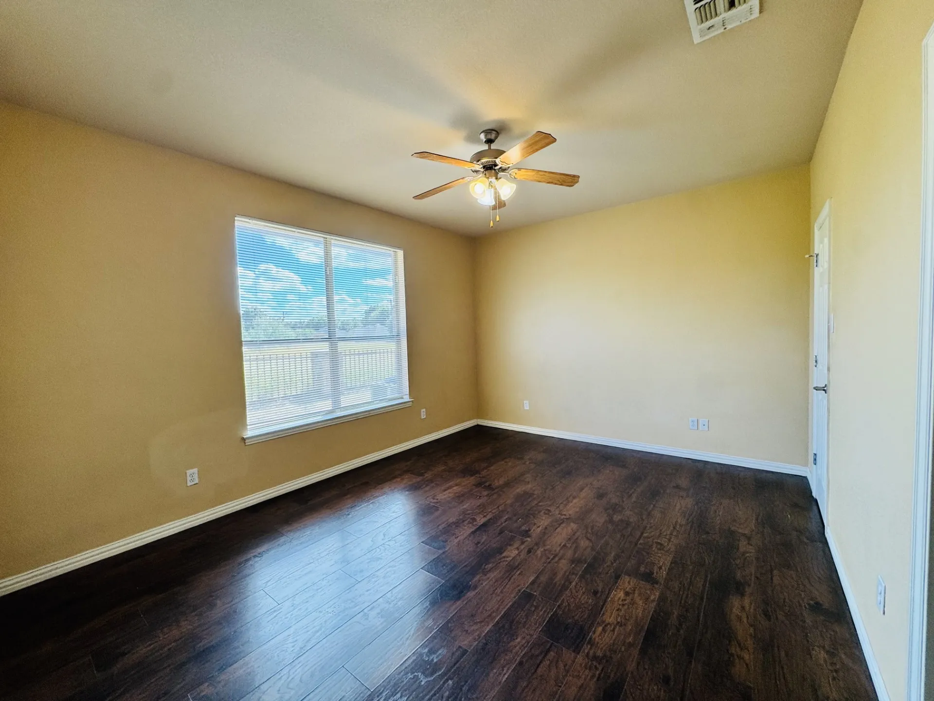 Duplex For Rent in Hood County , 1622 Summer Hill Court, Granbury, Texas 76048, 2 Bedroom, 2 Bathroom, 2 Garage spaces, 1,025 Sqft, built in 2005, mls#21386389, Real Estate Agent in Granbury, Homes For Rent in Hood county, Homes For Rent in Granbury, Realtor in Granbury Texas, Real Estate Brokerage Independent Realty Texas, Luminita Cordes Realtor