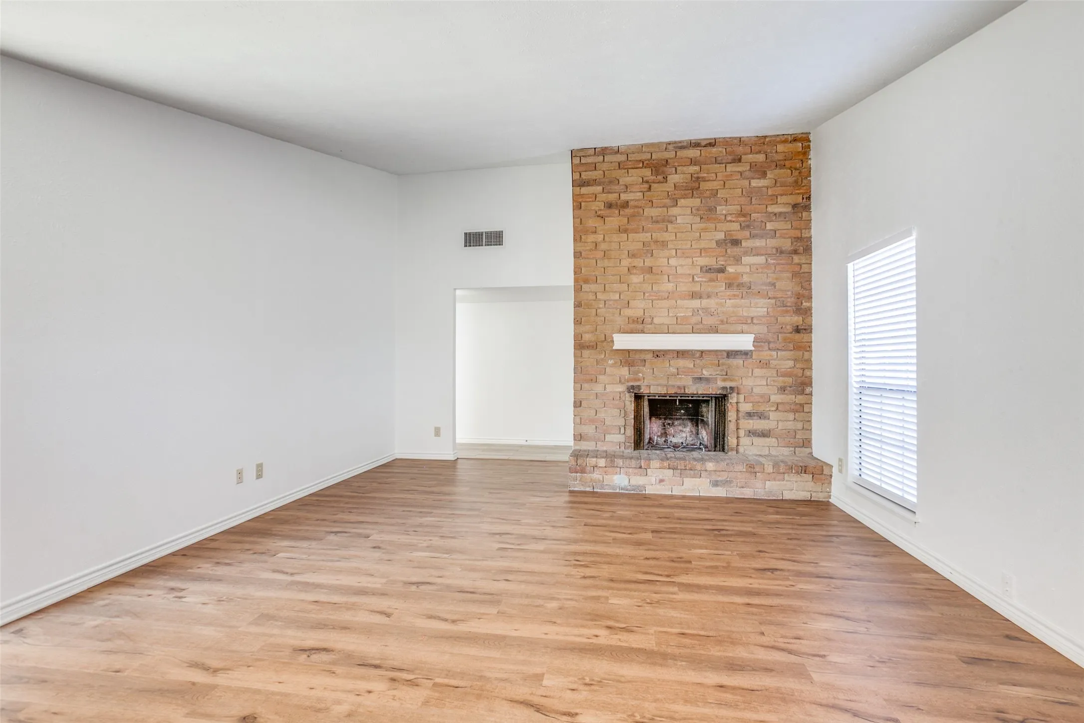 Single Family Residence For Rent in Collin County , 960 Lockhart Drive, Plano, Texas 75023, 3 Bedroom, 2 Bathroom, 2 Garage spaces, 1,494 Sqft, built in 1981, mls#21386454, Real Estate Agent in Plano, Homes For Rent in Collin county, Homes For Rent in Plano, Realtor in Plano Texas, Real Estate Brokerage Independent Realty Texas, Luminita Cordes Realtor