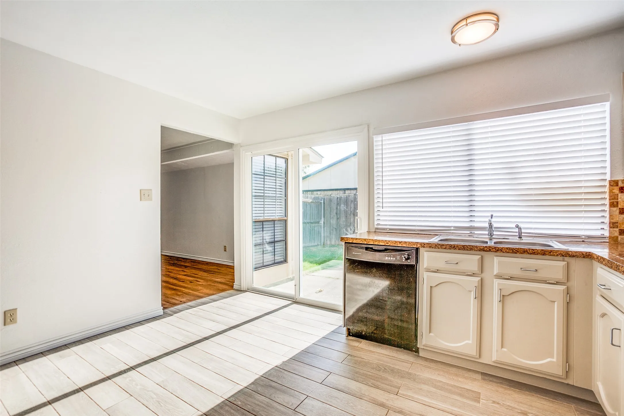 Single Family Residence For Rent in Collin County , 960 Lockhart Drive, Plano, Texas 75023, 3 Bedroom, 2 Bathroom, 2 Garage spaces, 1,494 Sqft, built in 1981, mls#21386454, Real Estate Agent in Plano, Homes For Rent in Collin county, Homes For Rent in Plano, Realtor in Plano Texas, Real Estate Brokerage Independent Realty Texas, Luminita Cordes Realtor