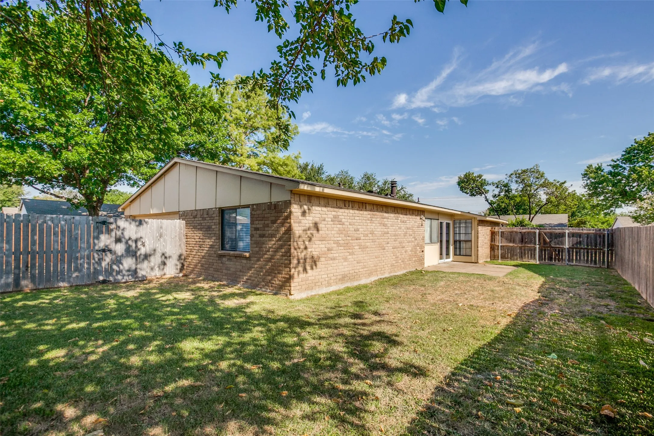 Single Family Residence For Rent in Collin County , 960 Lockhart Drive, Plano, Texas 75023, 3 Bedroom, 2 Bathroom, 2 Garage spaces, 1,494 Sqft, built in 1981, mls#21386454, Real Estate Agent in Plano, Homes For Rent in Collin county, Homes For Rent in Plano, Realtor in Plano Texas, Real Estate Brokerage Independent Realty Texas, Luminita Cordes Realtor