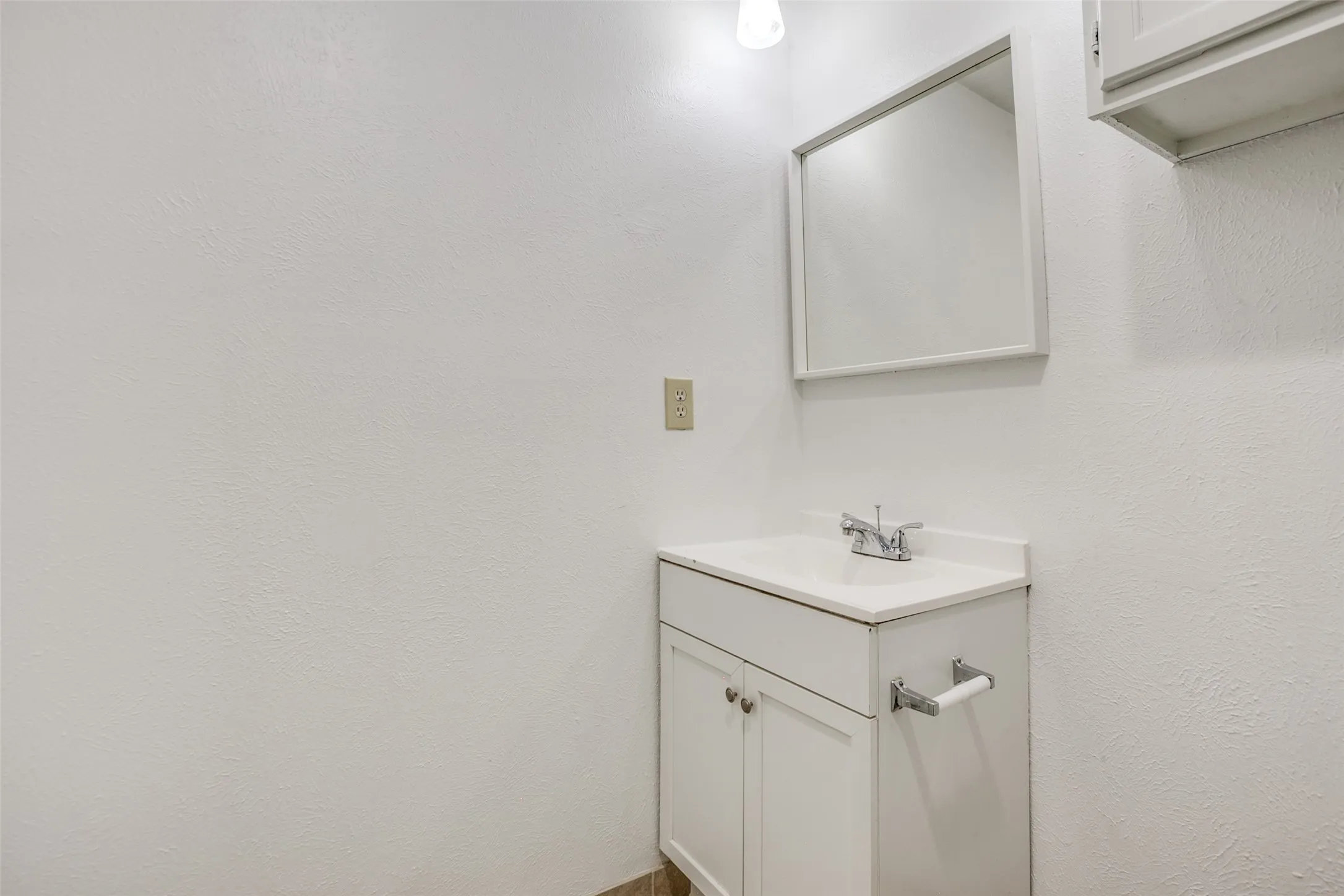 Single Family Residence For Rent in Collin County , 960 Lockhart Drive, Plano, Texas 75023, 3 Bedroom, 2 Bathroom, 2 Garage spaces, 1,494 Sqft, built in 1981, mls#21386454, Real Estate Agent in Plano, Homes For Rent in Collin county, Homes For Rent in Plano, Realtor in Plano Texas, Real Estate Brokerage Independent Realty Texas, Luminita Cordes Realtor