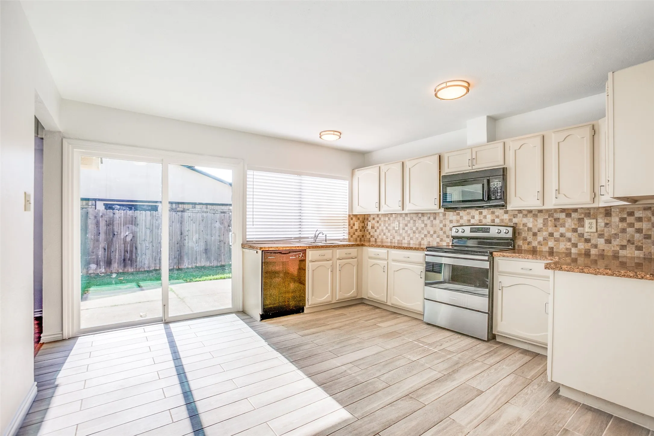 Single Family Residence For Rent in Collin County , 960 Lockhart Drive, Plano, Texas 75023, 3 Bedroom, 2 Bathroom, 2 Garage spaces, 1,494 Sqft, built in 1981, mls#21386454, Real Estate Agent in Plano, Homes For Rent in Collin county, Homes For Rent in Plano, Realtor in Plano Texas, Real Estate Brokerage Independent Realty Texas, Luminita Cordes Realtor