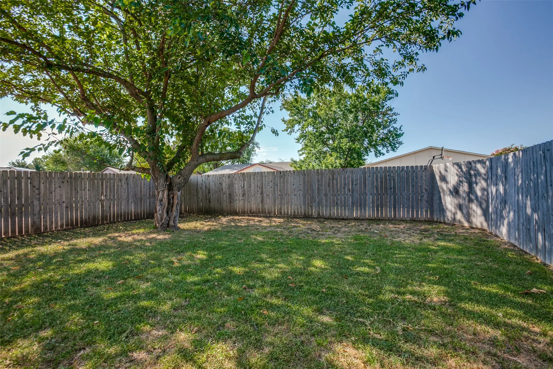 Single Family Residence For Rent in Collin County , 960 Lockhart Drive, Plano, Texas 75023, 3 Bedroom, 2 Bathroom, 2 Garage spaces, 1,494 Sqft, built in 1981, mls#21386454, Real Estate Agent in Plano, Homes For Rent in Collin county, Homes For Rent in Plano, Realtor in Plano Texas, Real Estate Brokerage Independent Realty Texas, Luminita Cordes Realtor