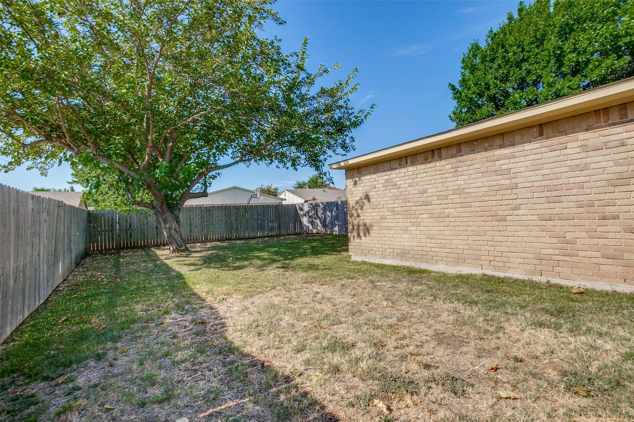 Single Family Residence For Rent in Collin County , 960 Lockhart Drive, Plano, Texas 75023, 3 Bedroom, 2 Bathroom, 2 Garage spaces, 1,494 Sqft, built in 1981, mls#21386454, Real Estate Agent in Plano, Homes For Rent in Collin county, Homes For Rent in Plano, Realtor in Plano Texas, Real Estate Brokerage Independent Realty Texas, Luminita Cordes Realtor