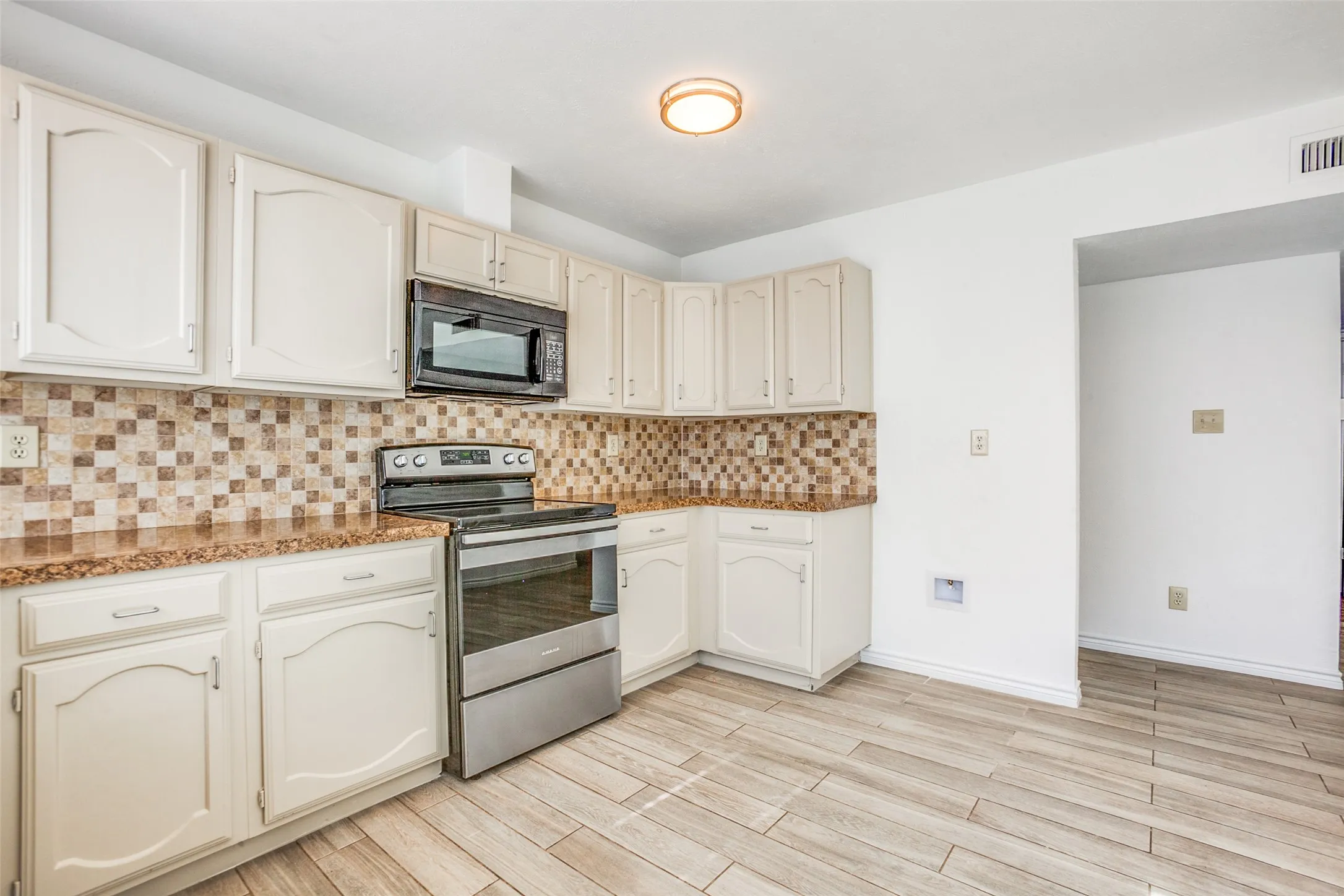 Single Family Residence For Rent in Collin County , 960 Lockhart Drive, Plano, Texas 75023, 3 Bedroom, 2 Bathroom, 2 Garage spaces, 1,494 Sqft, built in 1981, mls#21386454, Real Estate Agent in Plano, Homes For Rent in Collin county, Homes For Rent in Plano, Realtor in Plano Texas, Real Estate Brokerage Independent Realty Texas, Luminita Cordes Realtor