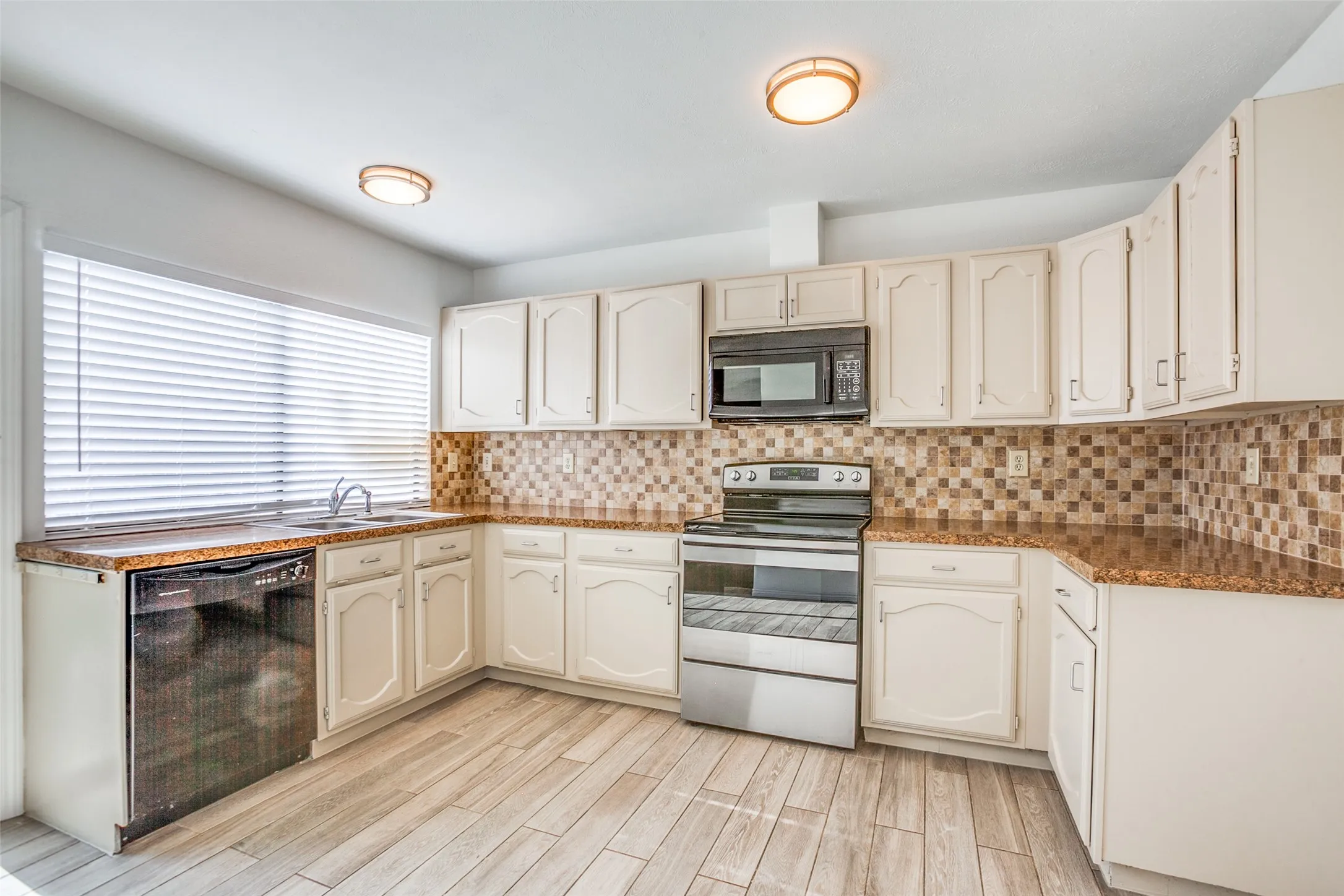 Single Family Residence For Rent in Collin County , 960 Lockhart Drive, Plano, Texas 75023, 3 Bedroom, 2 Bathroom, 2 Garage spaces, 1,494 Sqft, built in 1981, mls#21386454, Real Estate Agent in Plano, Homes For Rent in Collin county, Homes For Rent in Plano, Realtor in Plano Texas, Real Estate Brokerage Independent Realty Texas, Luminita Cordes Realtor