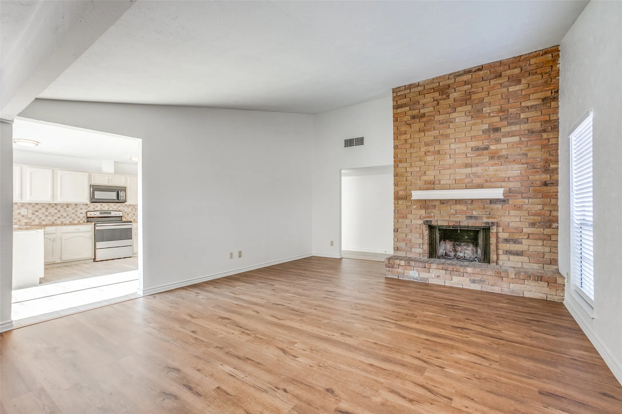 Single Family Residence For Rent in Collin County , 960 Lockhart Drive, Plano, Texas 75023, 3 Bedroom, 2 Bathroom, 2 Garage spaces, 1,494 Sqft, built in 1981, mls#21386454, Real Estate Agent in Plano, Homes For Rent in Collin county, Homes For Rent in Plano, Realtor in Plano Texas, Real Estate Brokerage Independent Realty Texas, Luminita Cordes Realtor