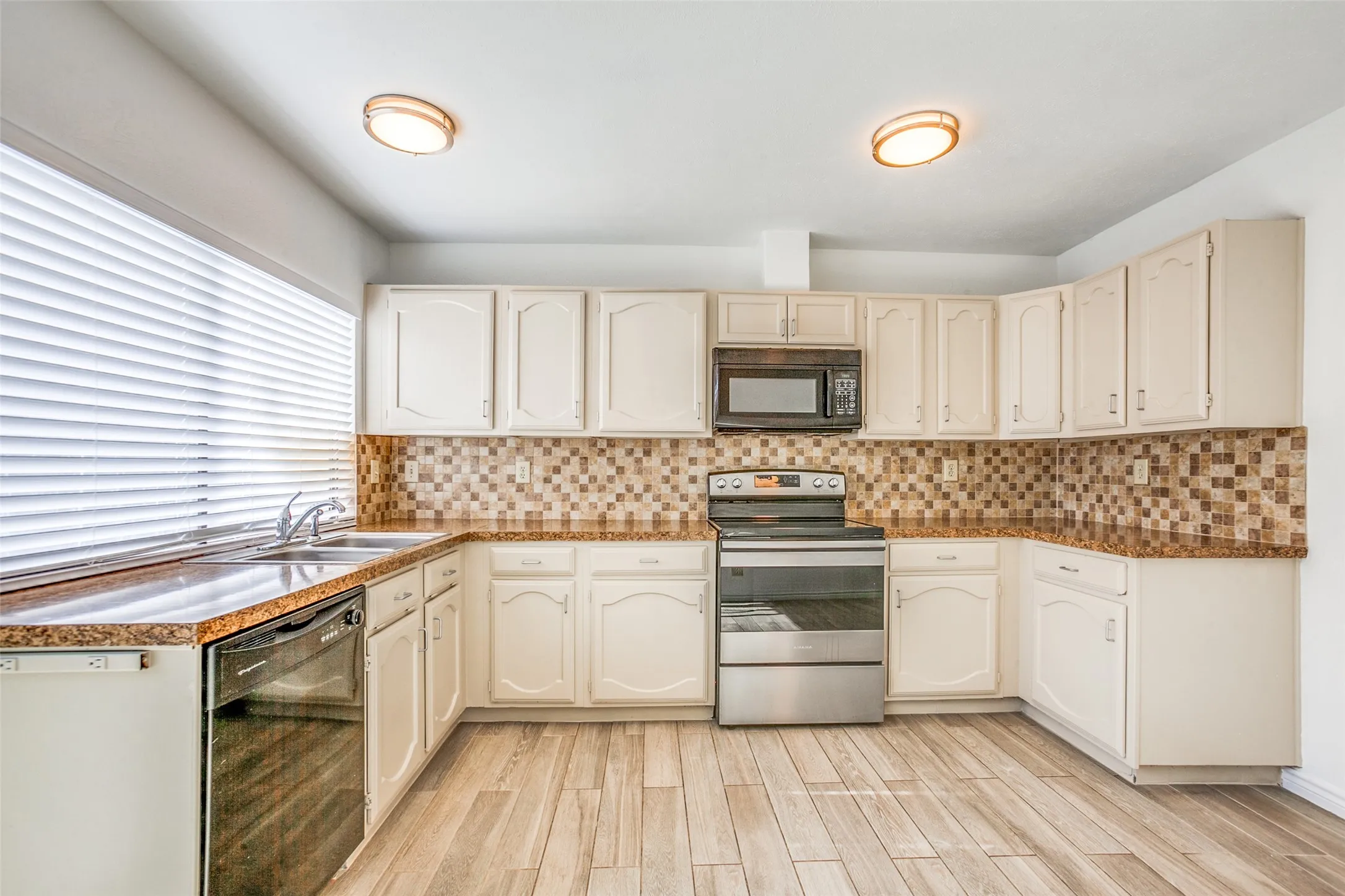 Single Family Residence For Rent in Collin County , 960 Lockhart Drive, Plano, Texas 75023, 3 Bedroom, 2 Bathroom, 2 Garage spaces, 1,494 Sqft, built in 1981, mls#21386454, Real Estate Agent in Plano, Homes For Rent in Collin county, Homes For Rent in Plano, Realtor in Plano Texas, Real Estate Brokerage Independent Realty Texas, Luminita Cordes Realtor