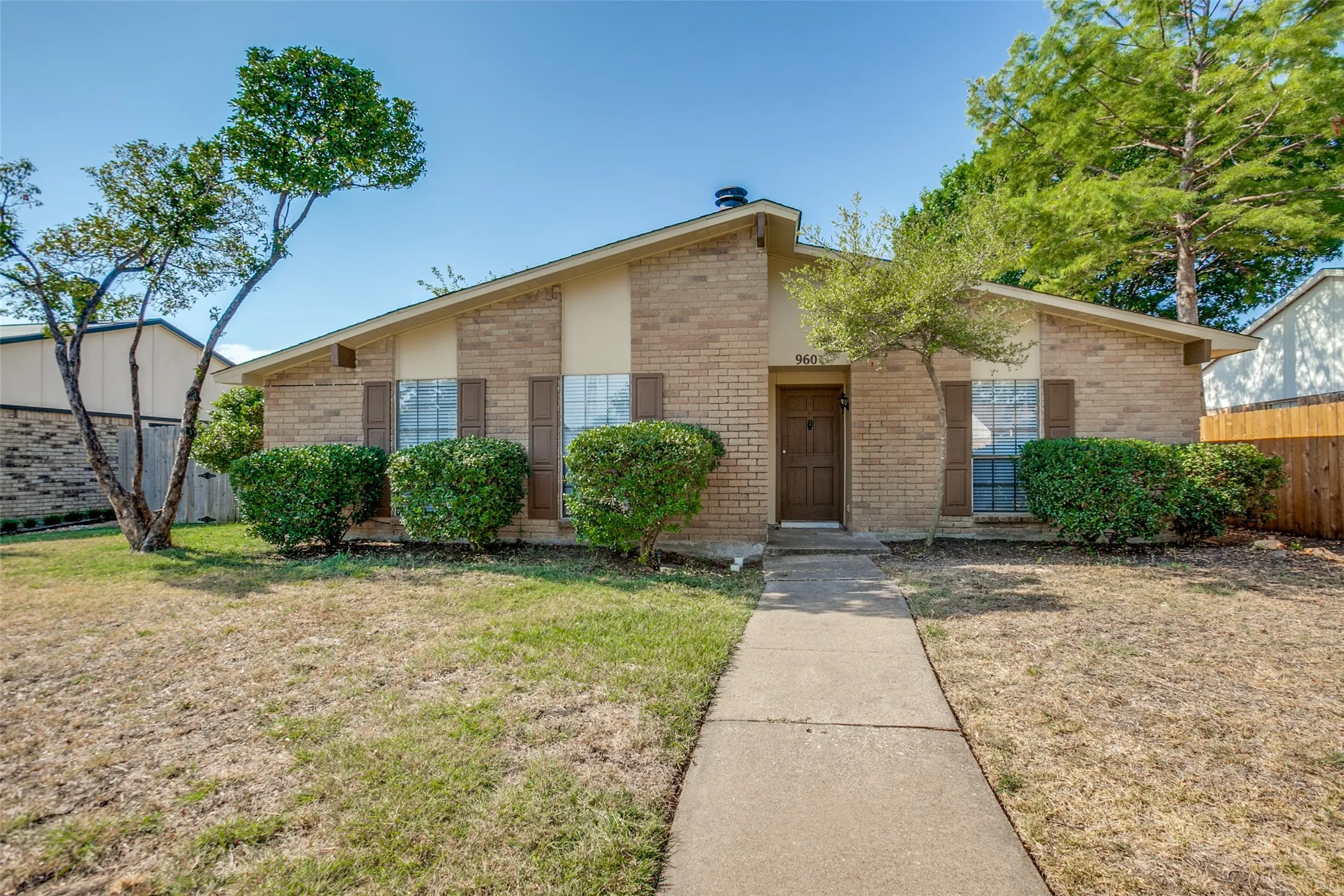 Single Family Residence For Rent in Collin County , 960 Lockhart Drive, Plano, Texas 75023, 3 Bedroom, 2 Bathroom, 2 Garage spaces, 1,494 Sqft, built in 1981, mls#21386454, Real Estate Agent in Plano, Homes For Rent in Collin county, Homes For Rent in Plano, Realtor in Plano Texas, Real Estate Brokerage Independent Realty Texas, Luminita Cordes Realtor