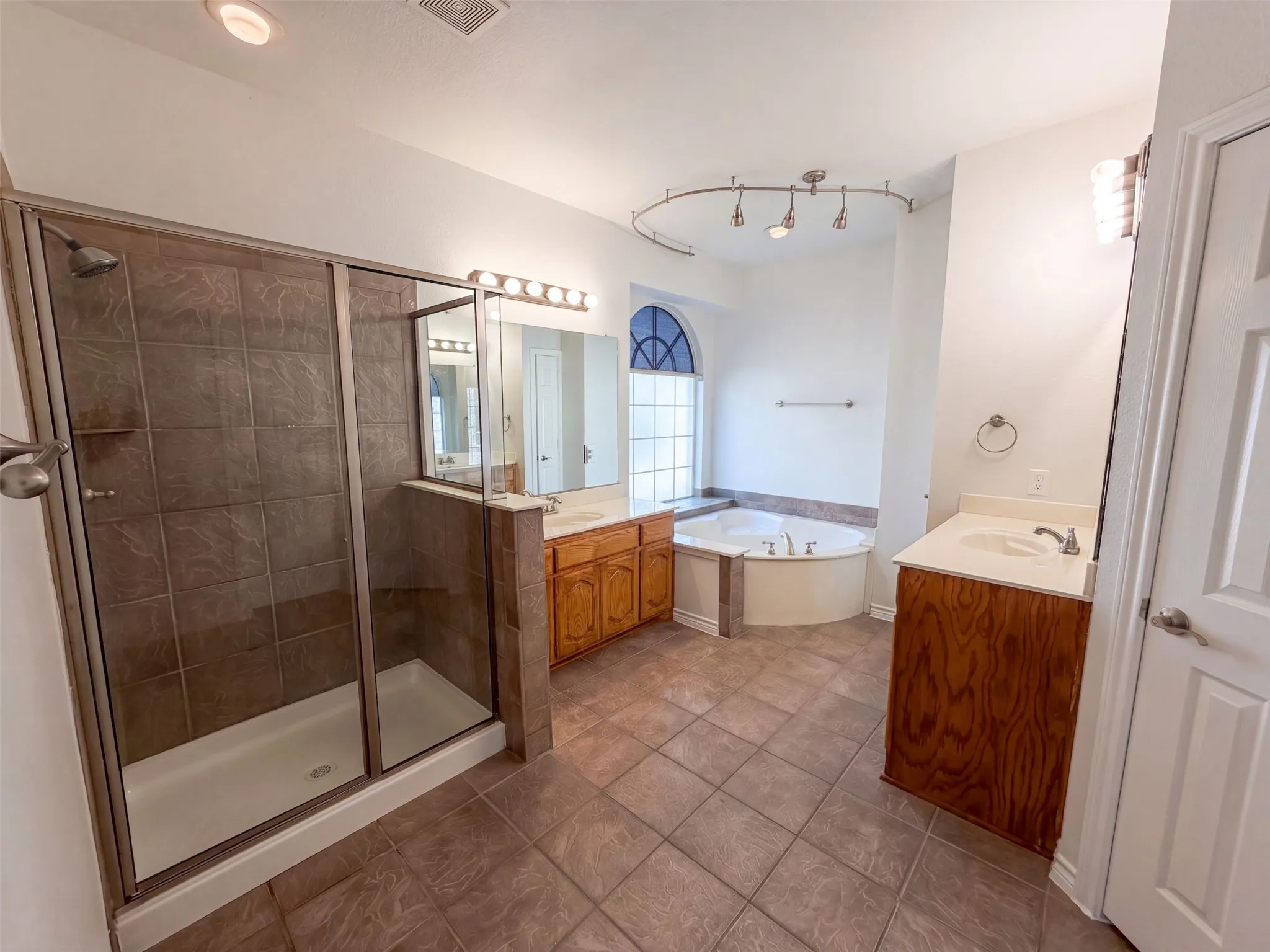Single Family Residence For Sale in Dallas County , 1803 High Meadow Street, Glenn Heights, Texas 75154, 6 Bedroom, 4 Bathroom, 2 Garage spaces, 4,432 Sqft, built in 2006, mls#21386491, Real Estate Agent in Glenn Heights, Homes For Sale in Dallas county, Homes For Sale in Glenn Heights, Realtor in Glenn Heights Texas, Real Estate Brokerage Independent Realty Texas, Luminita Cordes Realtor