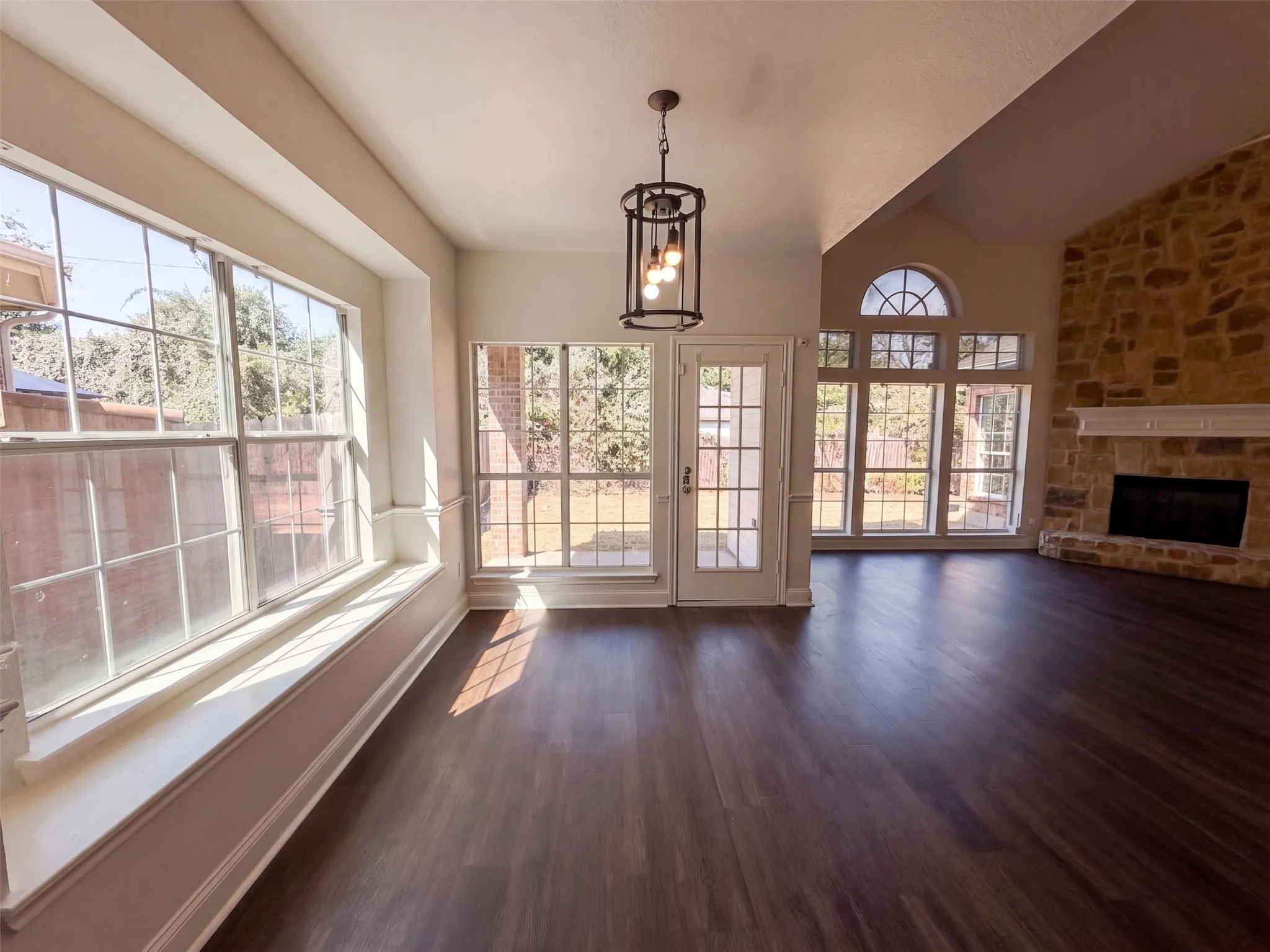 Single Family Residence For Sale in Dallas County , 1803 High Meadow Street, Glenn Heights, Texas 75154, 6 Bedroom, 4 Bathroom, 2 Garage spaces, 4,432 Sqft, built in 2006, mls#21386491, Real Estate Agent in Glenn Heights, Homes For Sale in Dallas county, Homes For Sale in Glenn Heights, Realtor in Glenn Heights Texas, Real Estate Brokerage Independent Realty Texas, Luminita Cordes Realtor