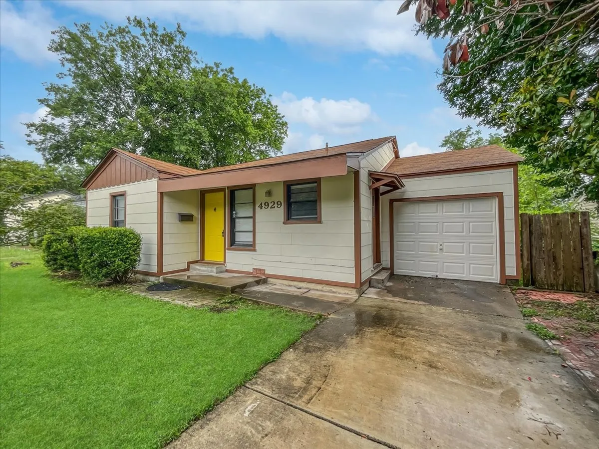 Single Family Residence For Rent in Tarrant County , 4929 Donnelly Avenue, Fort Worth, Texas 76107, 3 Bedroom, 1 Bathroom, Garage spaces, 928 Sqft, built in 1950, mls#21386495, Real Estate Agent in Fort Worth, Homes For Rent in Tarrant county, Homes For Rent in Fort Worth, Realtor in Fort Worth Texas, Real Estate Brokerage Independent Realty Texas, Luminita Cordes Realtor