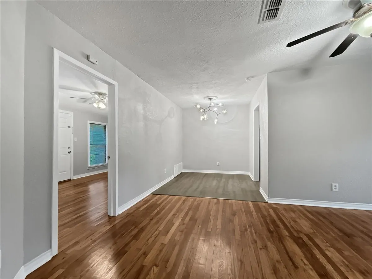 Single Family Residence For Rent in Tarrant County , 4929 Donnelly Avenue, Fort Worth, Texas 76107, 3 Bedroom, 1 Bathroom, Garage spaces, 928 Sqft, built in 1950, mls#21386495, Real Estate Agent in Fort Worth, Homes For Rent in Tarrant county, Homes For Rent in Fort Worth, Realtor in Fort Worth Texas, Real Estate Brokerage Independent Realty Texas, Luminita Cordes Realtor