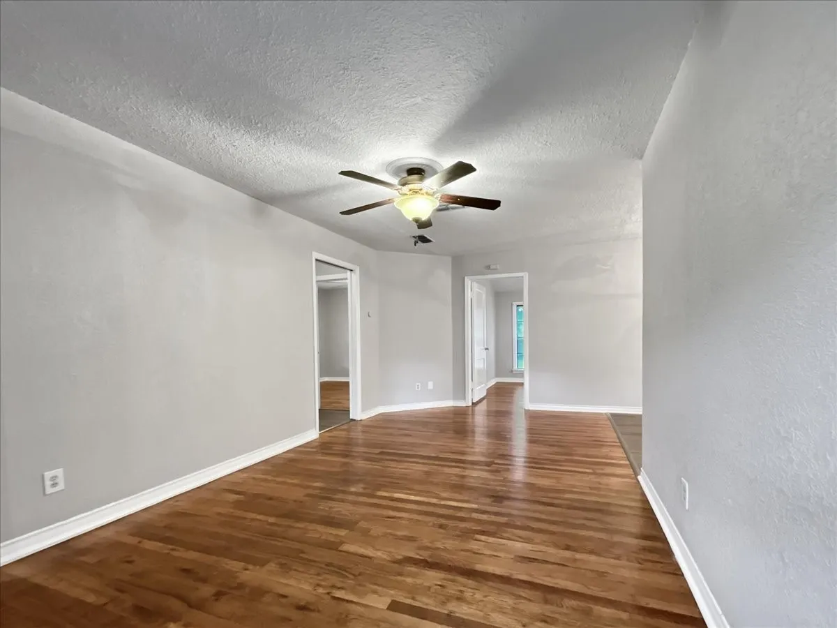 Single Family Residence For Rent in Tarrant County , 4929 Donnelly Avenue, Fort Worth, Texas 76107, 3 Bedroom, 1 Bathroom, Garage spaces, 928 Sqft, built in 1950, mls#21386495, Real Estate Agent in Fort Worth, Homes For Rent in Tarrant county, Homes For Rent in Fort Worth, Realtor in Fort Worth Texas, Real Estate Brokerage Independent Realty Texas, Luminita Cordes Realtor