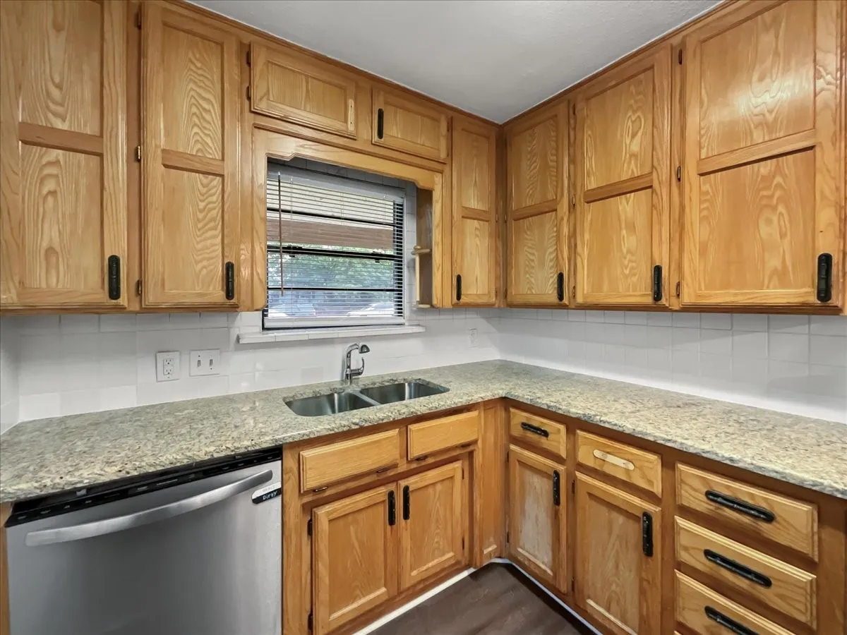 Single Family Residence For Rent in Tarrant County , 4929 Donnelly Avenue, Fort Worth, Texas 76107, 3 Bedroom, 1 Bathroom, Garage spaces, 928 Sqft, built in 1950, mls#21386495, Real Estate Agent in Fort Worth, Homes For Rent in Tarrant county, Homes For Rent in Fort Worth, Realtor in Fort Worth Texas, Real Estate Brokerage Independent Realty Texas, Luminita Cordes Realtor
