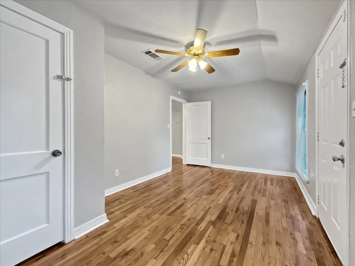 Single Family Residence For Rent in Tarrant County , 4929 Donnelly Avenue, Fort Worth, Texas 76107, 3 Bedroom, 1 Bathroom, Garage spaces, 928 Sqft, built in 1950, mls#21386495, Real Estate Agent in Fort Worth, Homes For Rent in Tarrant county, Homes For Rent in Fort Worth, Realtor in Fort Worth Texas, Real Estate Brokerage Independent Realty Texas, Luminita Cordes Realtor