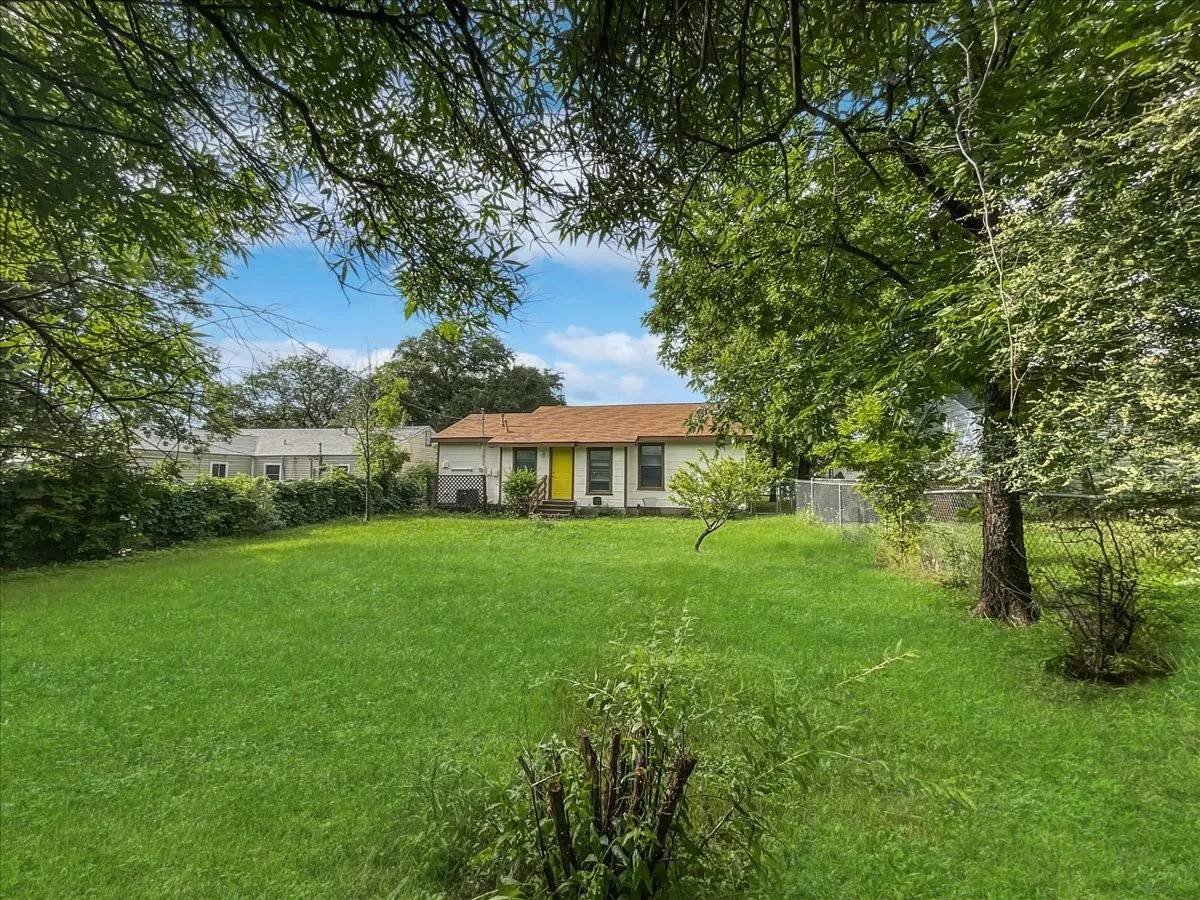 Single Family Residence For Rent in Tarrant County , 4929 Donnelly Avenue, Fort Worth, Texas 76107, 3 Bedroom, 1 Bathroom, Garage spaces, 928 Sqft, built in 1950, mls#21386495, Real Estate Agent in Fort Worth, Homes For Rent in Tarrant county, Homes For Rent in Fort Worth, Realtor in Fort Worth Texas, Real Estate Brokerage Independent Realty Texas, Luminita Cordes Realtor