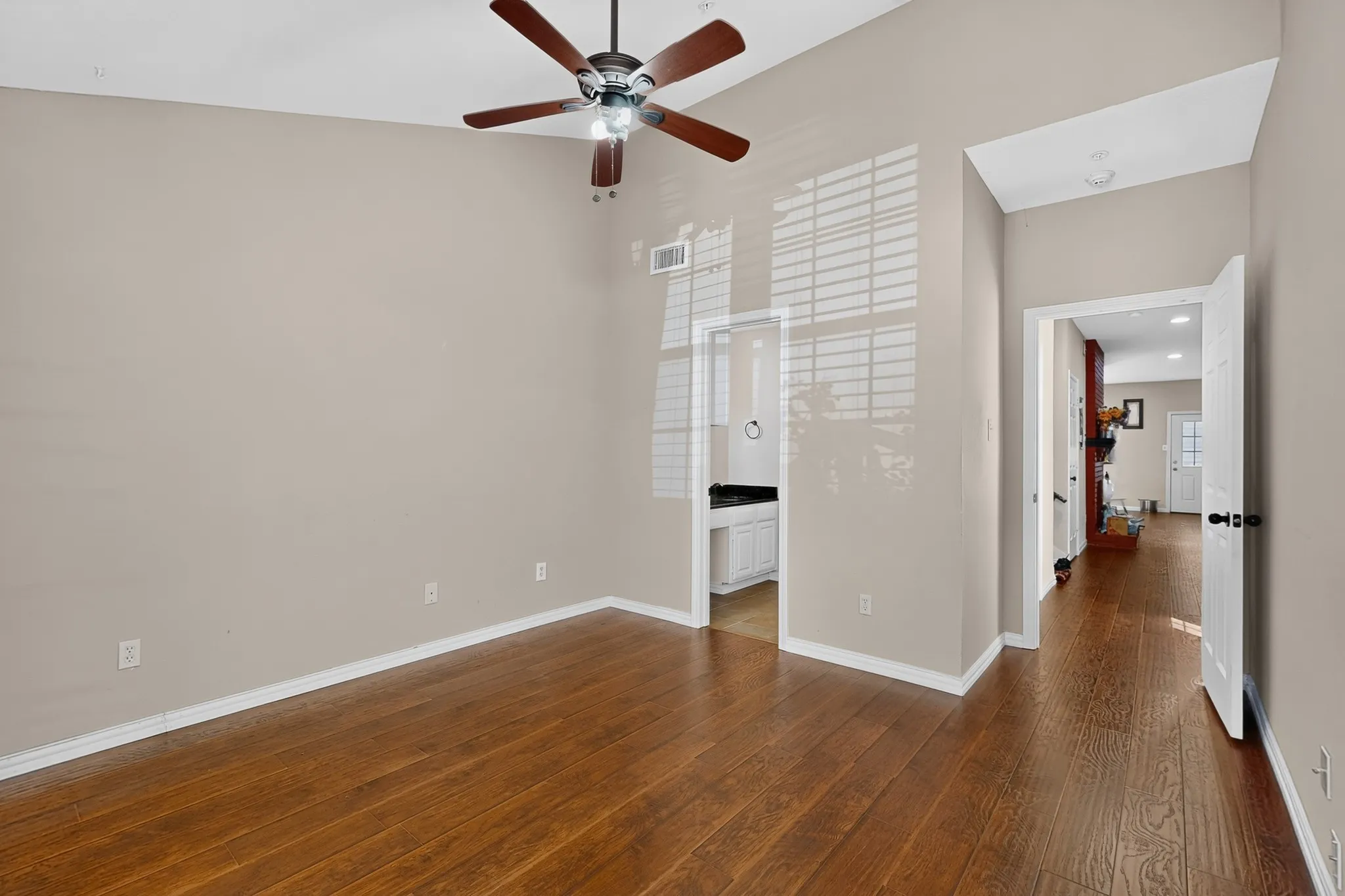 Condominium For Rent in Dallas County , 5565 Preston Oaks Road 117, Dallas, Texas 75254, 2 Bedroom, 2 Bathroom, 1 Garage spaces, 1,382 Sqft, built in 1983, mls#21386496, Real Estate Agent in Dallas, Homes For Rent in Dallas county, Homes For Rent in Dallas, Realtor in Dallas Texas, Real Estate Brokerage Independent Realty Texas, Luminita Cordes Realtor