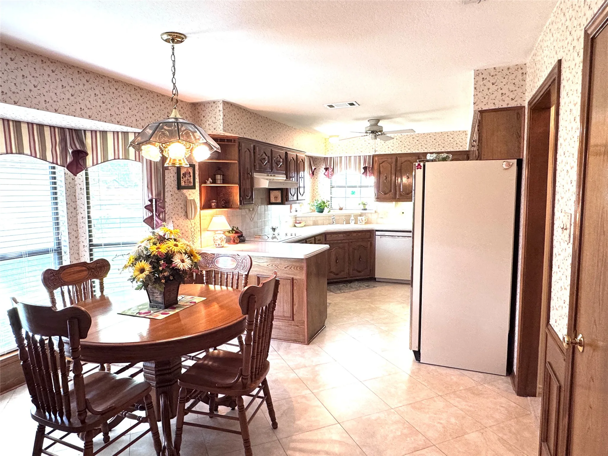 Single Family Residence For Sale in Dallas County , 4908 Country Club Drive, Mesquite, Texas 75150, 3 Bedroom, 3 Bathroom, 2 Garage spaces, 2,454 Sqft, built in 1984, mls#21385965, Real Estate Agent in Mesquite, Homes For Sale in Dallas county, Homes For Sale in Mesquite, Realtor in Mesquite Texas, Real Estate Brokerage Independent Realty Texas, Luminita Cordes Realtor