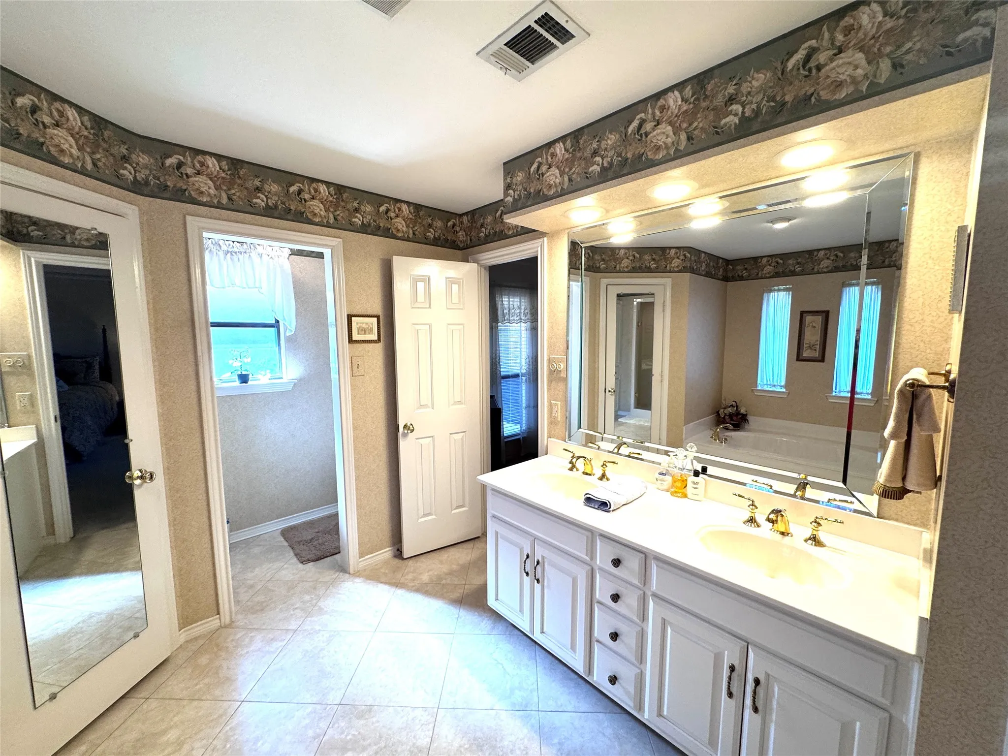Single Family Residence For Sale in Dallas County , 4908 Country Club Drive, Mesquite, Texas 75150, 3 Bedroom, 3 Bathroom, 2 Garage spaces, 2,454 Sqft, built in 1984, mls#21385965, Real Estate Agent in Mesquite, Homes For Sale in Dallas county, Homes For Sale in Mesquite, Realtor in Mesquite Texas, Real Estate Brokerage Independent Realty Texas, Luminita Cordes Realtor