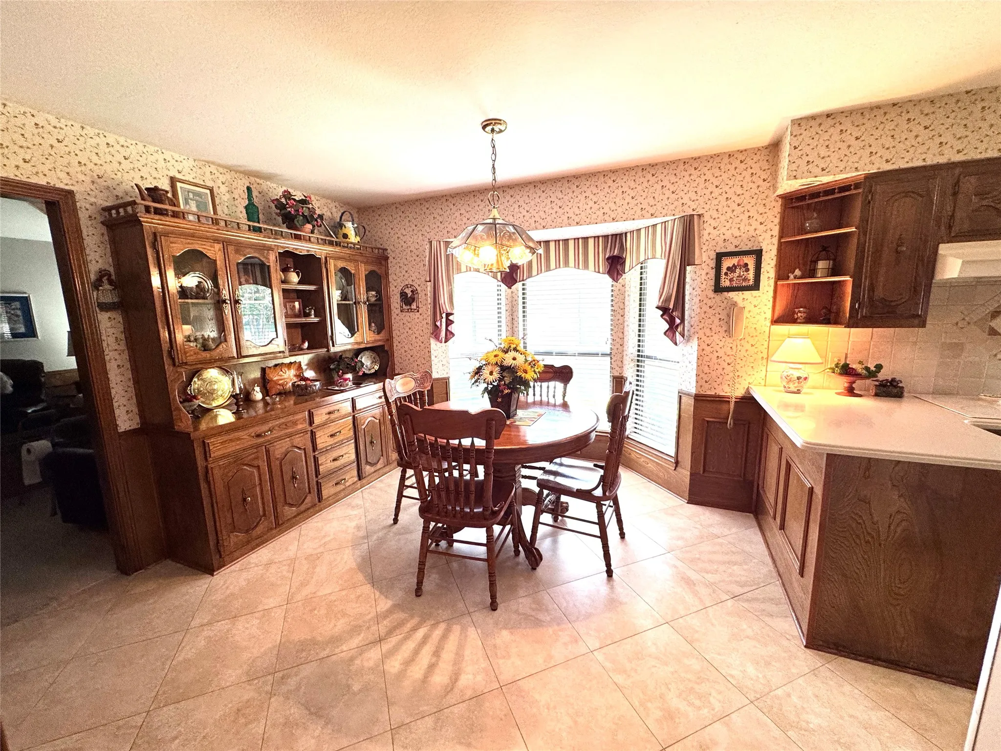 Single Family Residence For Sale in Dallas County , 4908 Country Club Drive, Mesquite, Texas 75150, 3 Bedroom, 3 Bathroom, 2 Garage spaces, 2,454 Sqft, built in 1984, mls#21385965, Real Estate Agent in Mesquite, Homes For Sale in Dallas county, Homes For Sale in Mesquite, Realtor in Mesquite Texas, Real Estate Brokerage Independent Realty Texas, Luminita Cordes Realtor