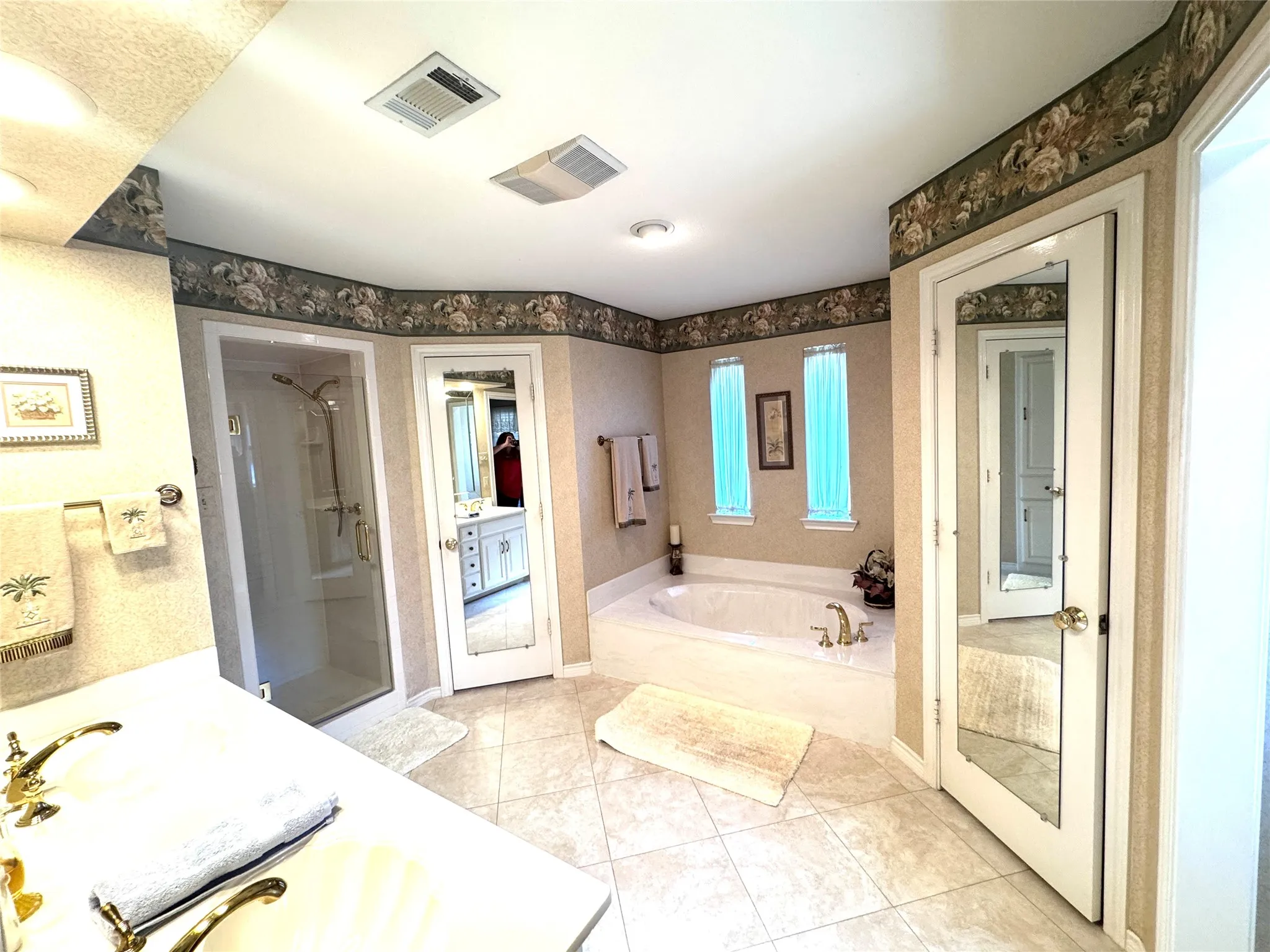Single Family Residence For Sale in Dallas County , 4908 Country Club Drive, Mesquite, Texas 75150, 3 Bedroom, 3 Bathroom, 2 Garage spaces, 2,454 Sqft, built in 1984, mls#21385965, Real Estate Agent in Mesquite, Homes For Sale in Dallas county, Homes For Sale in Mesquite, Realtor in Mesquite Texas, Real Estate Brokerage Independent Realty Texas, Luminita Cordes Realtor