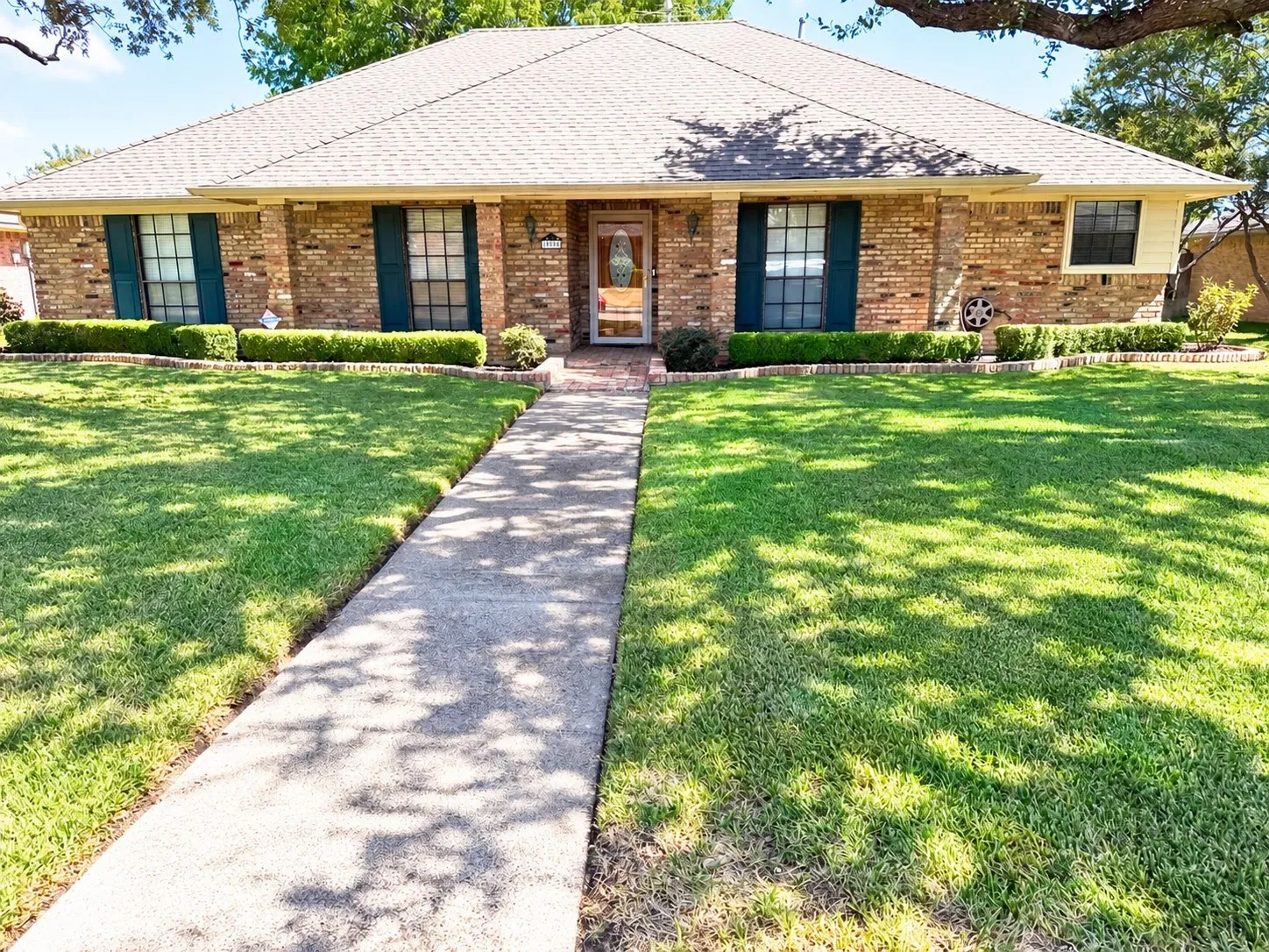 Single Family Residence For Sale in Dallas County , 4908 Country Club Drive, Mesquite, Texas 75150, 3 Bedroom, 3 Bathroom, 2 Garage spaces, 2,454 Sqft, built in 1984, mls#21385965, Real Estate Agent in Mesquite, Homes For Sale in Dallas county, Homes For Sale in Mesquite, Realtor in Mesquite Texas, Real Estate Brokerage Independent Realty Texas, Luminita Cordes Realtor